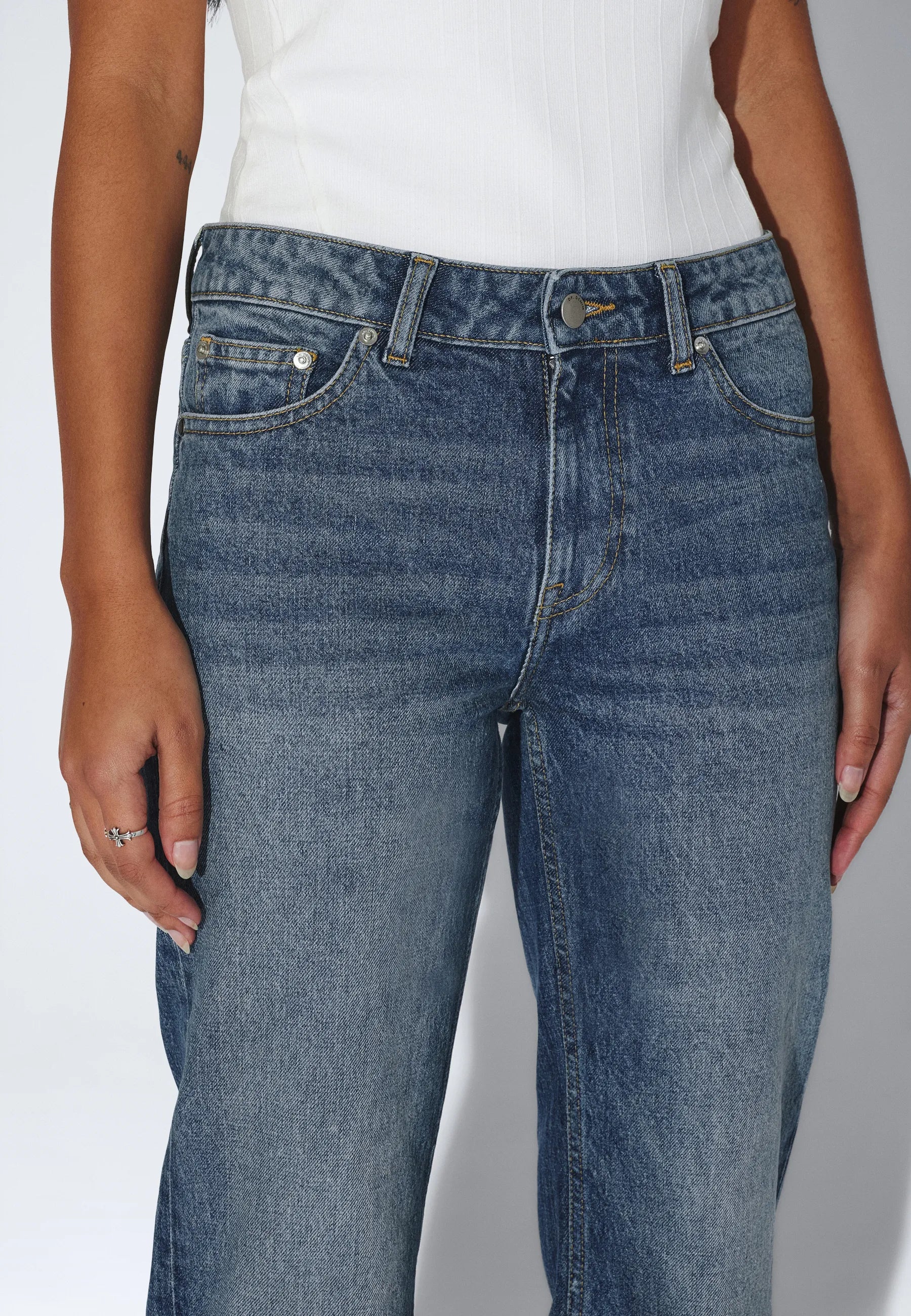 2630106L74_DrDenim_StrawMidSlim_BayMidFadeDirt_main_W5_1