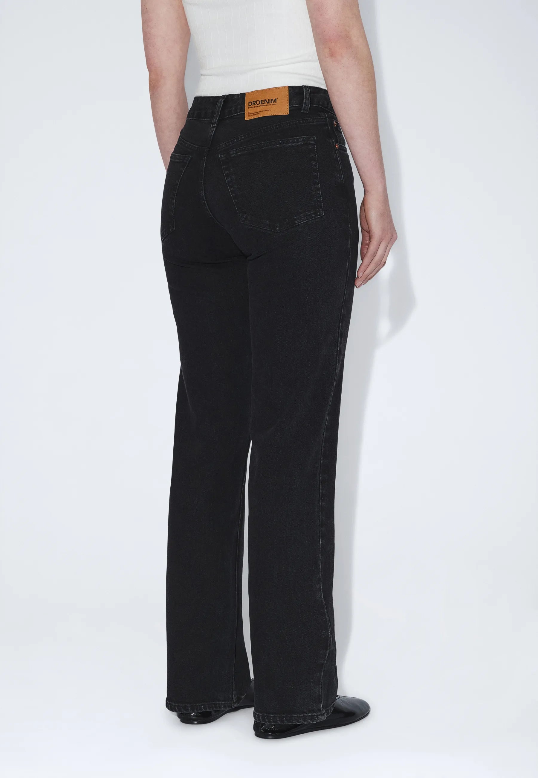 2630111L61_DrDenim_EchoMidStraight_TarBlackUsed_main_W4_1