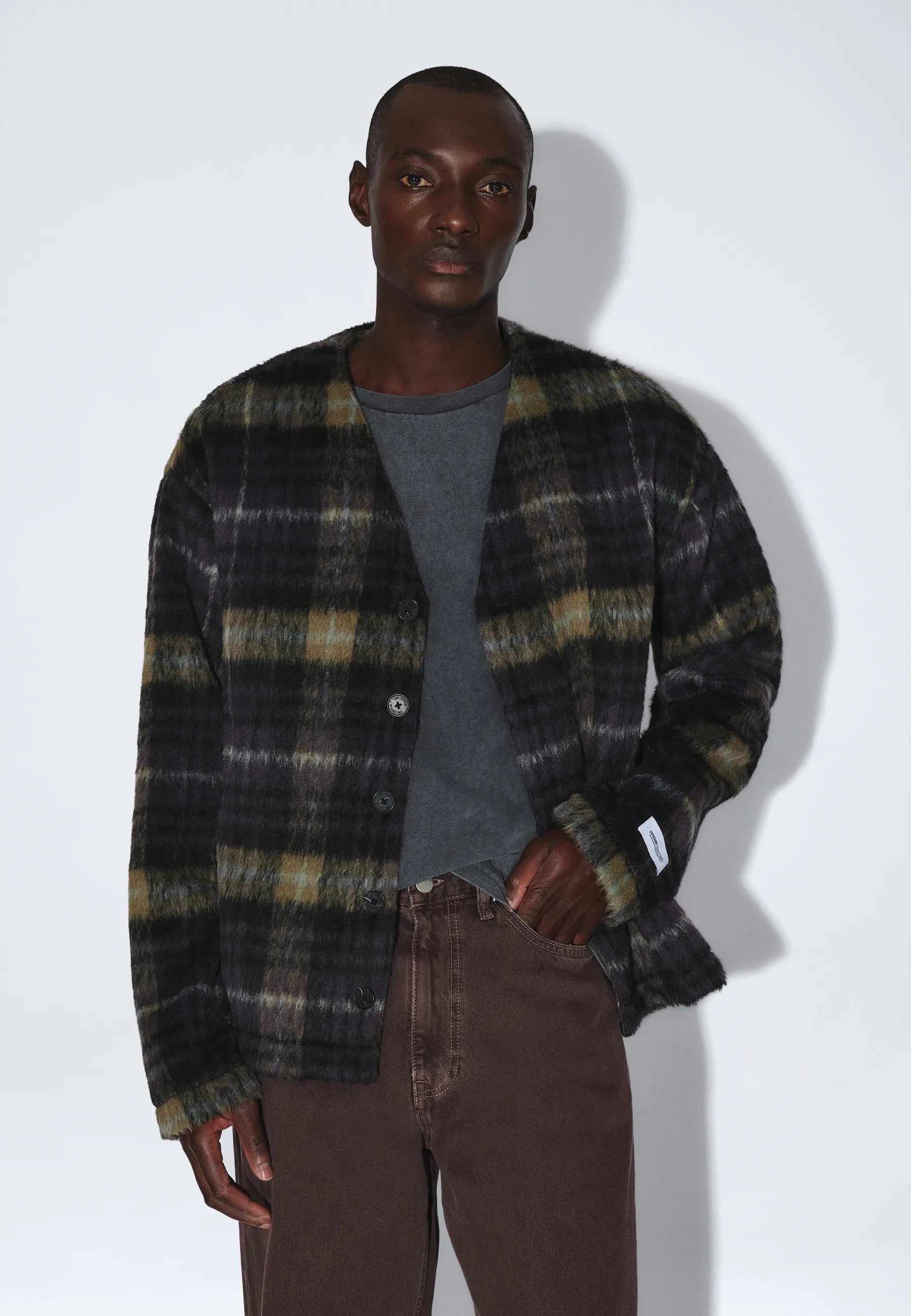 2631117BO5_DrDenim_JulianCardigan_BlackOliveCheck_main_M3_2