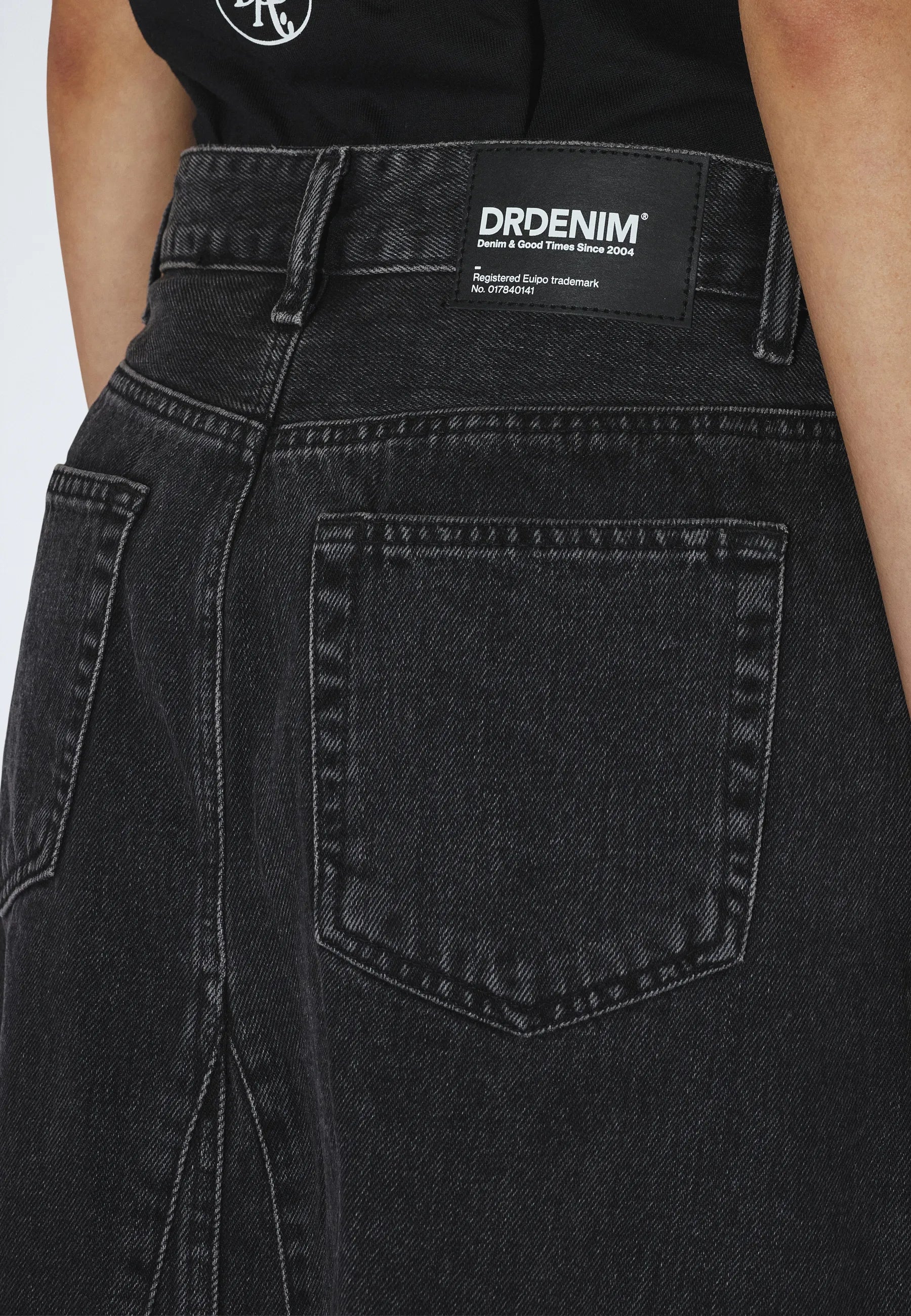 2640101A58_DrDenim_DoloresSkirt_RetroBlack_main_W5_2