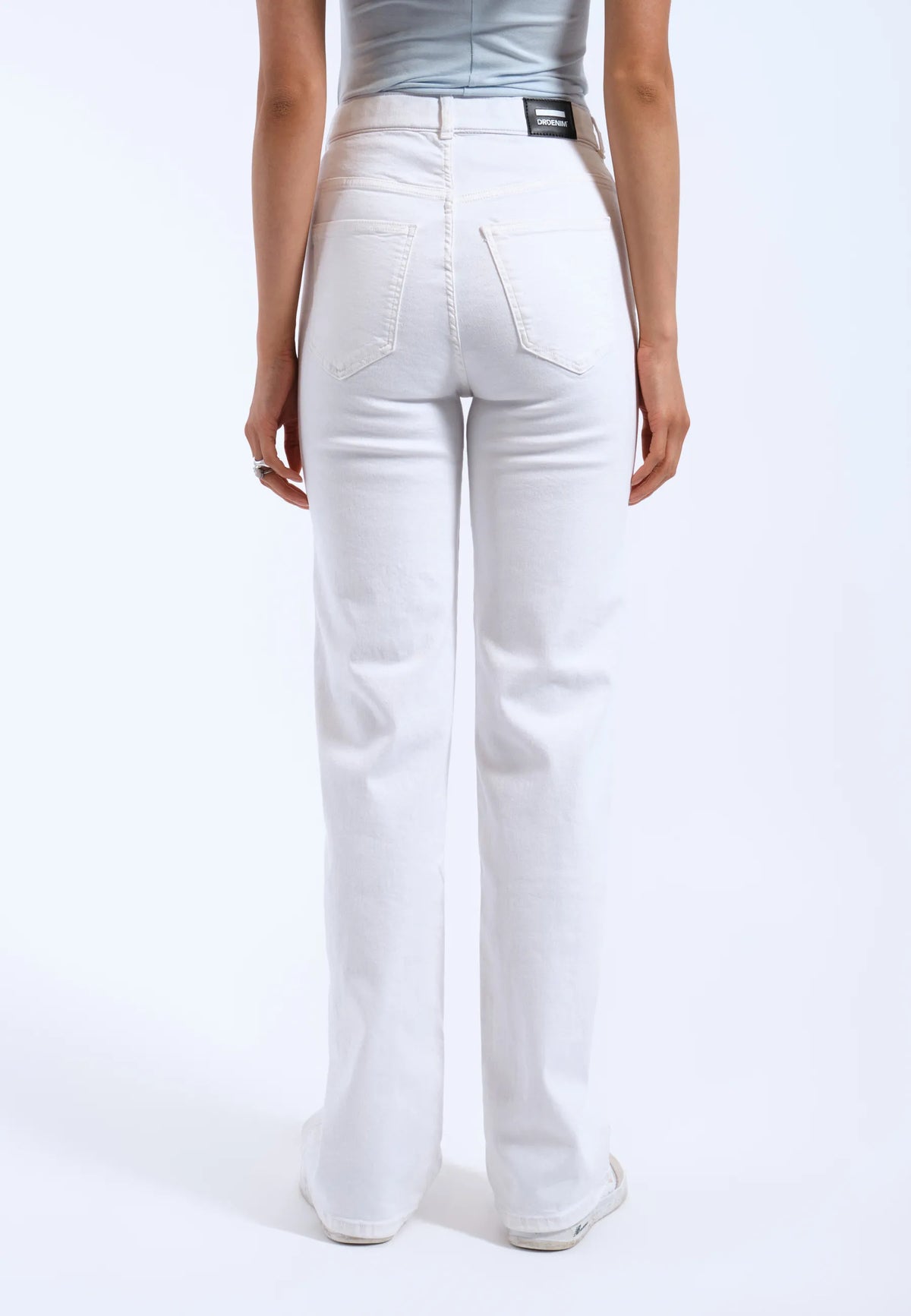 Moxy_Straight_White_3425