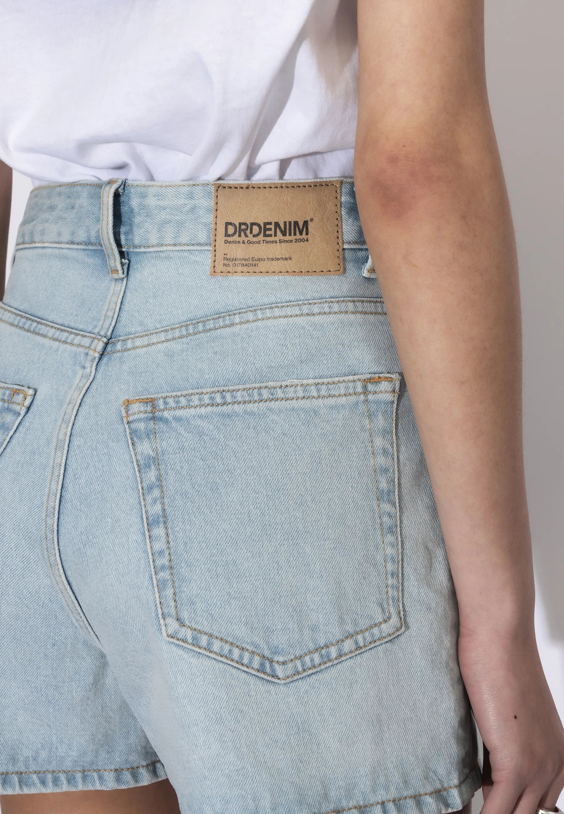 1930128L39_DrDenim_NoraShorts_BayLightUsed_Main_W5_2