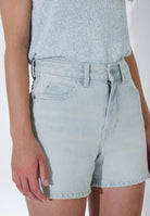 1930128L58_DrDenim_NoraShorts_BaySuperlightCreamWorn_Main_W5_1