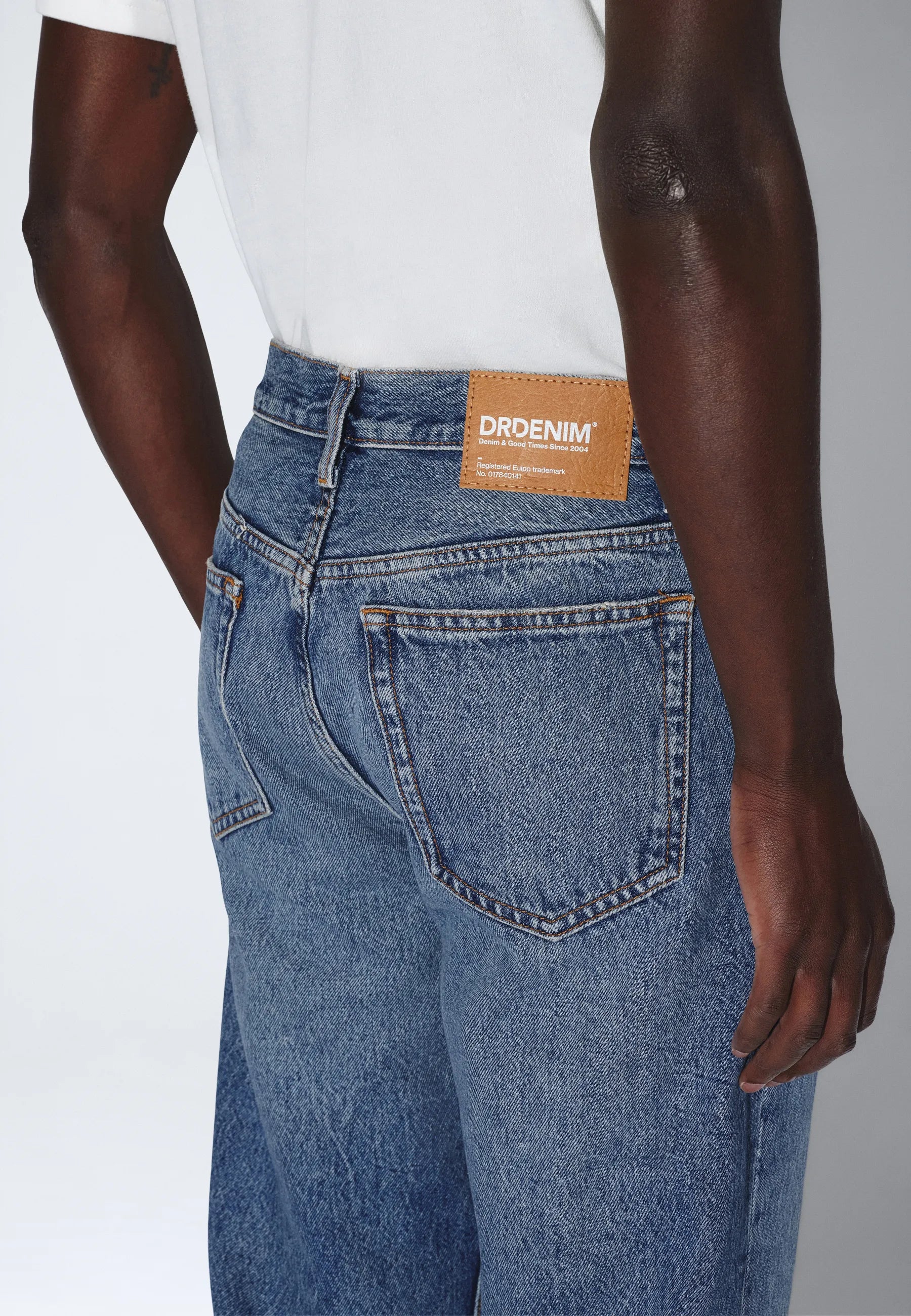 2010110L02_DrDenim_DashStraight_StreamSkyFade_main_M5_2