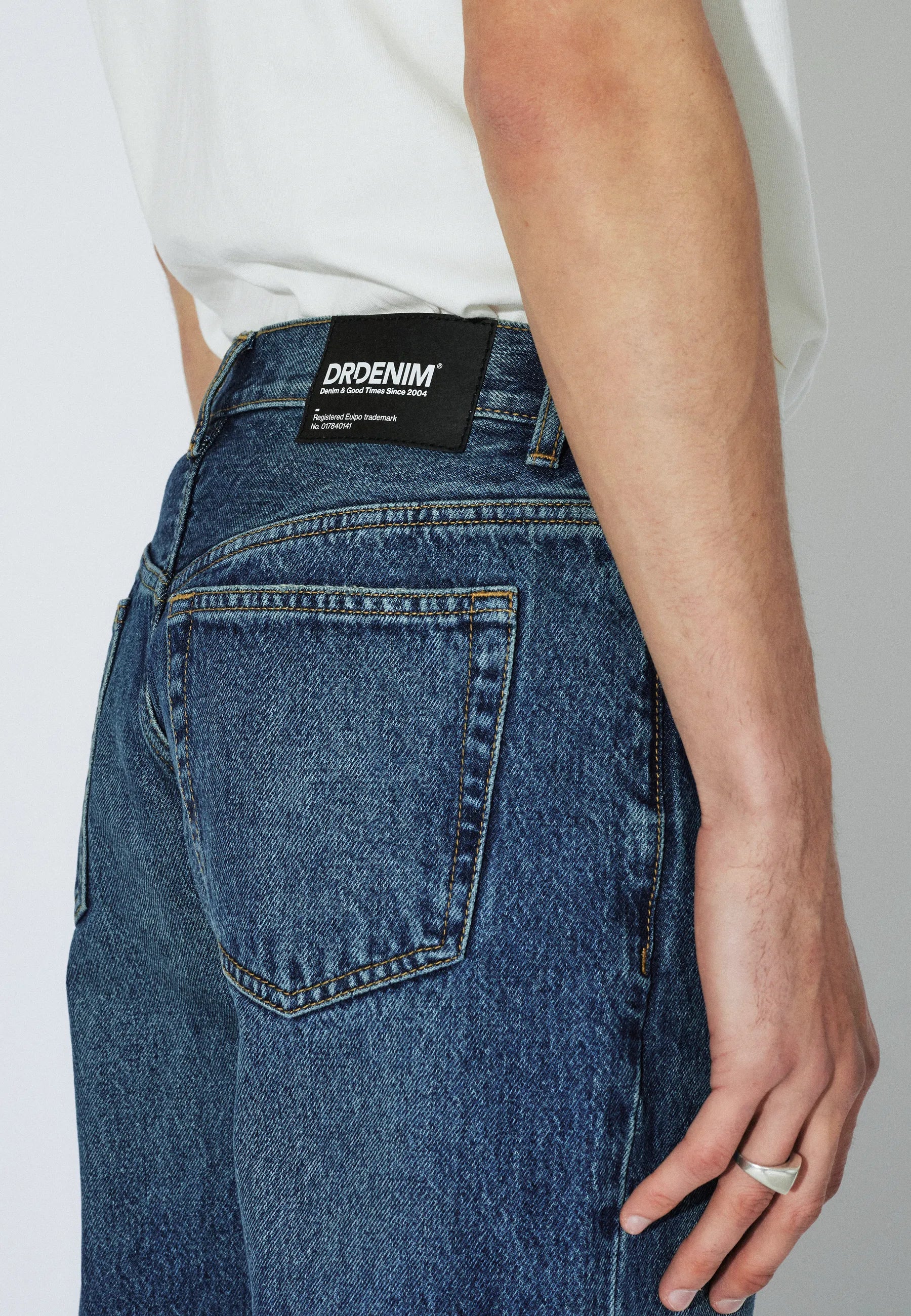 2010110L97_DrDenim_DashStraight_StreamDarkFade_Main_M5_2