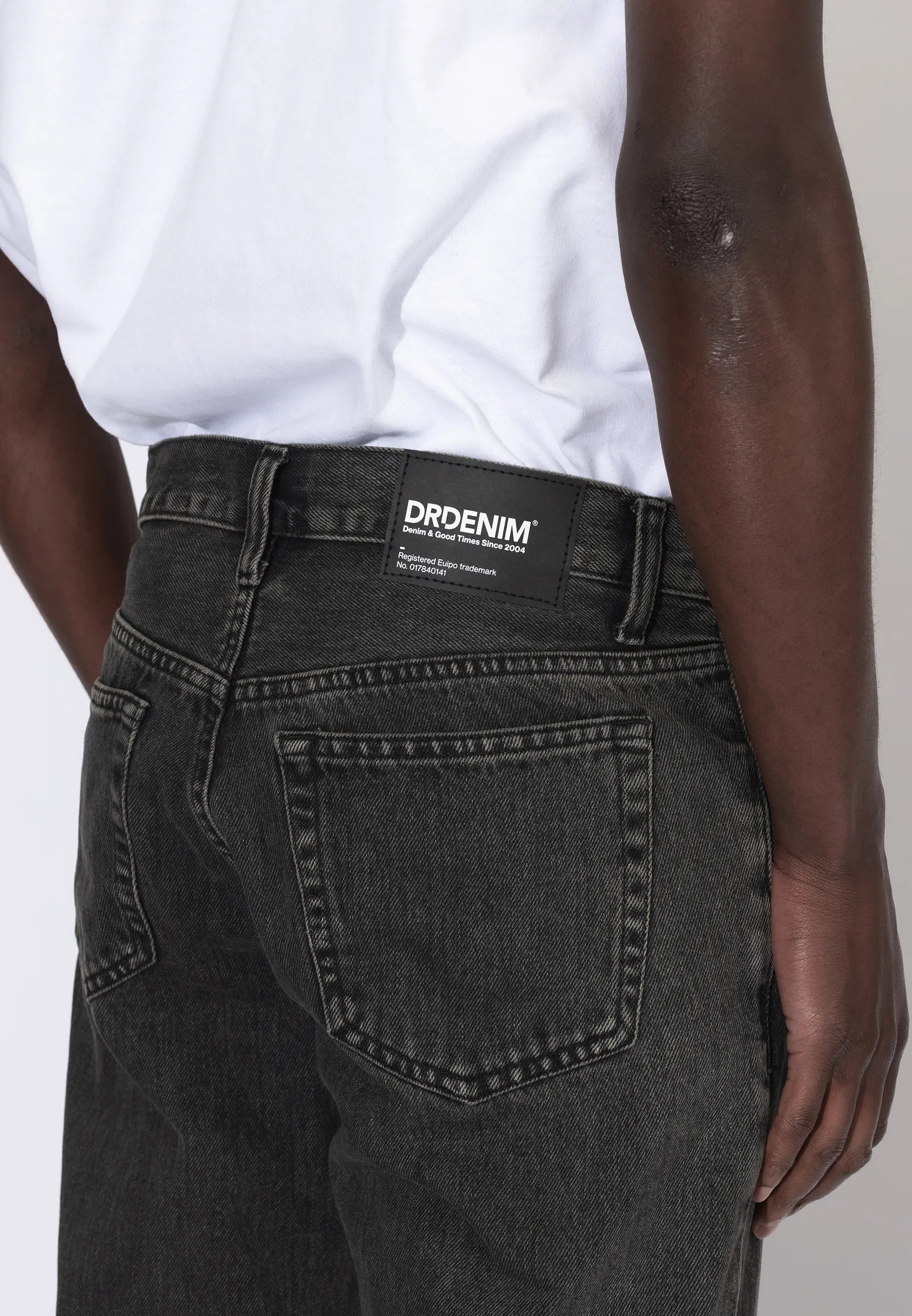 2010110V60_DrDenim_DashStraight_AgedBlack_Main_M5_2