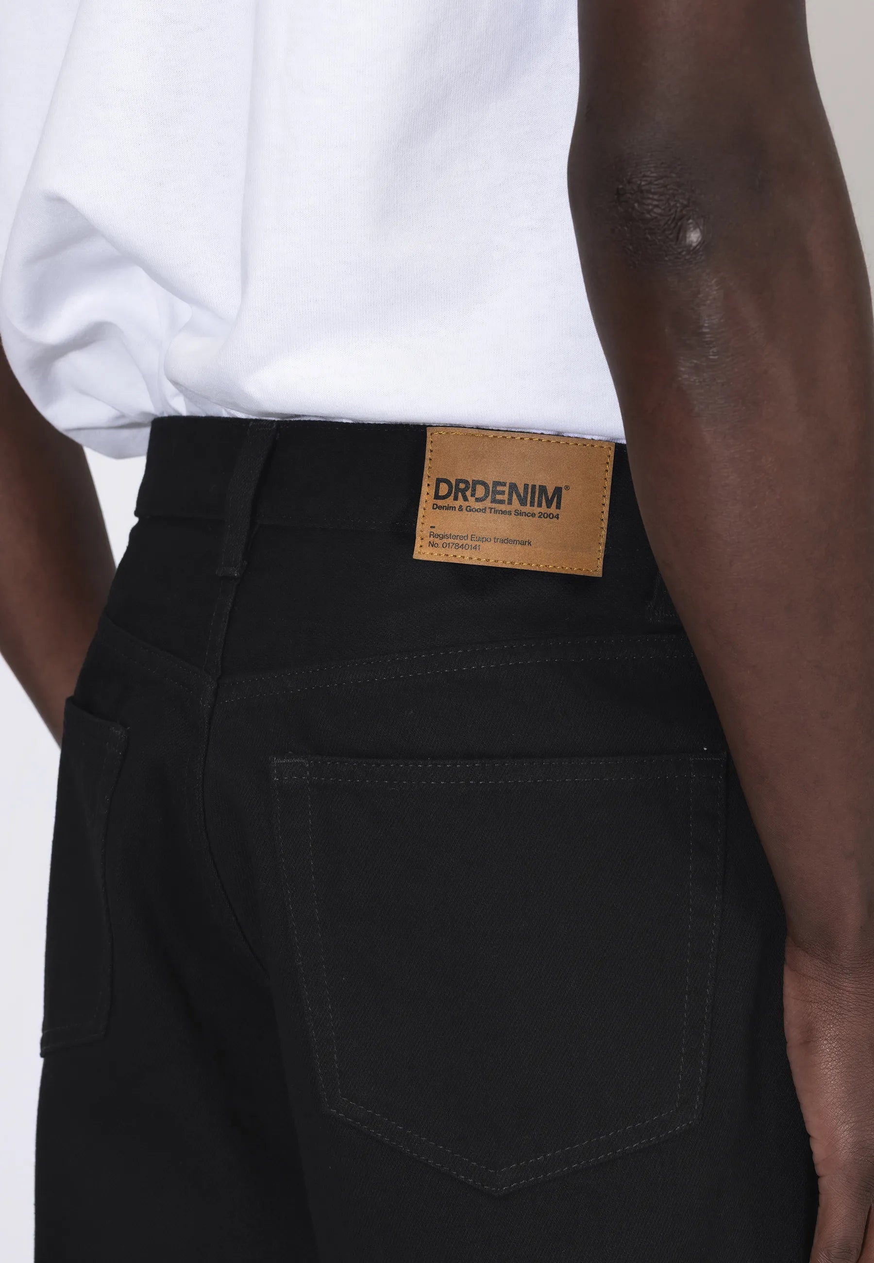 2110102101_DrDenim_OmarRelaxed_Black_Main_M5_2