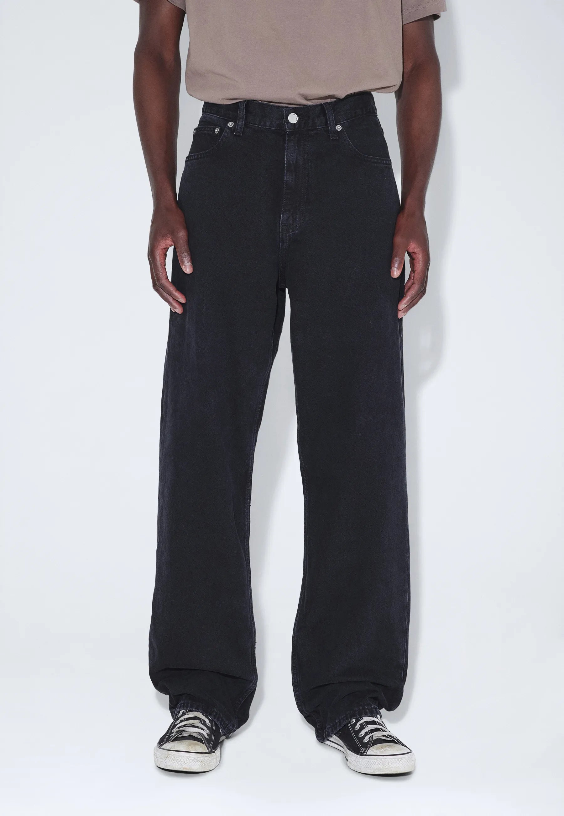 2110102A70_DrDenim_OmarRelaxed_WornBlack_Main_M3
