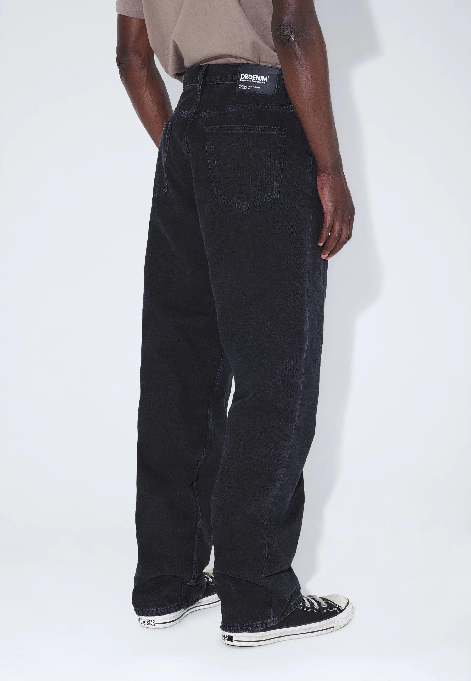 2110102A70_DrDenim_OmarRelaxed_WornBlack_Main_M4