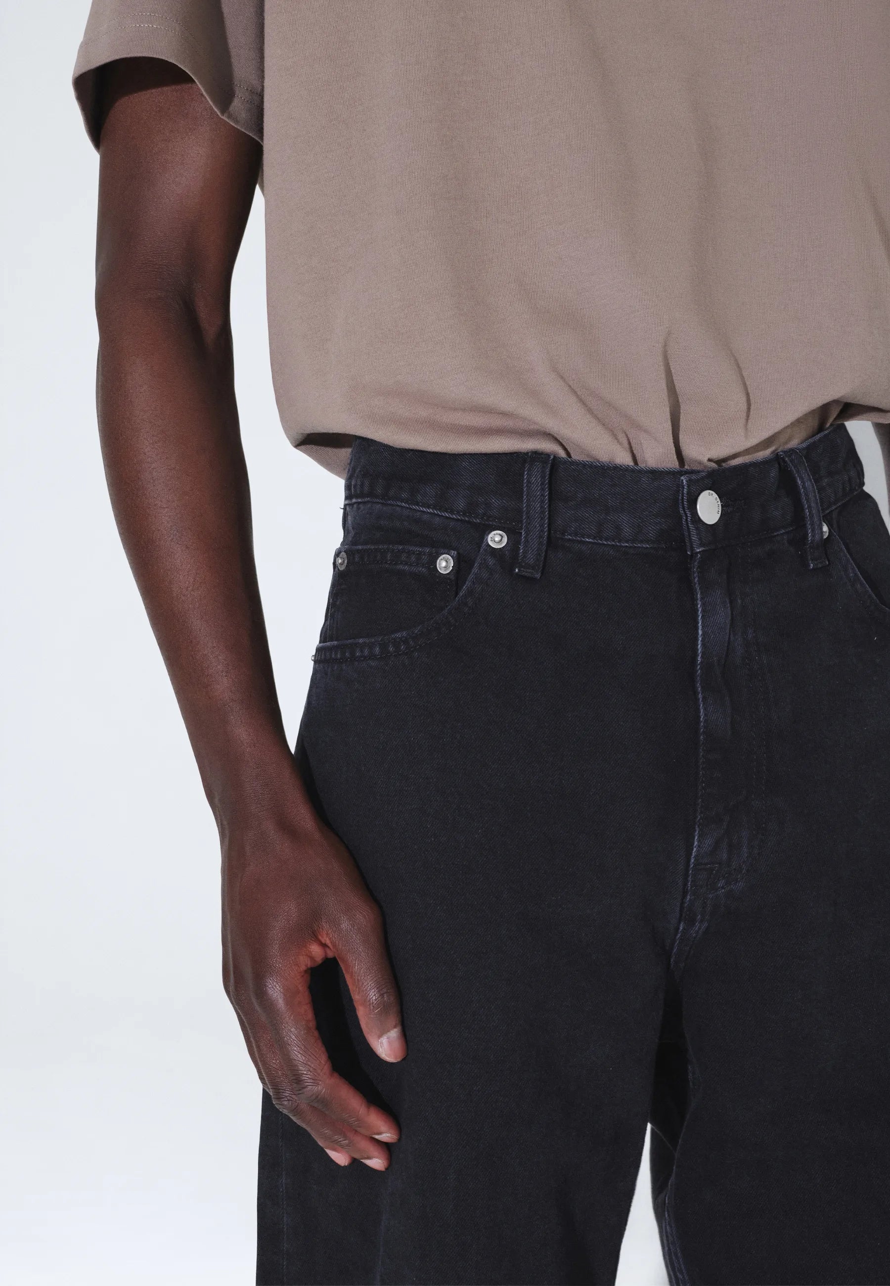 2110102A70_DrDenim_OmarRelaxed_WornBlack_Main_M5_1
