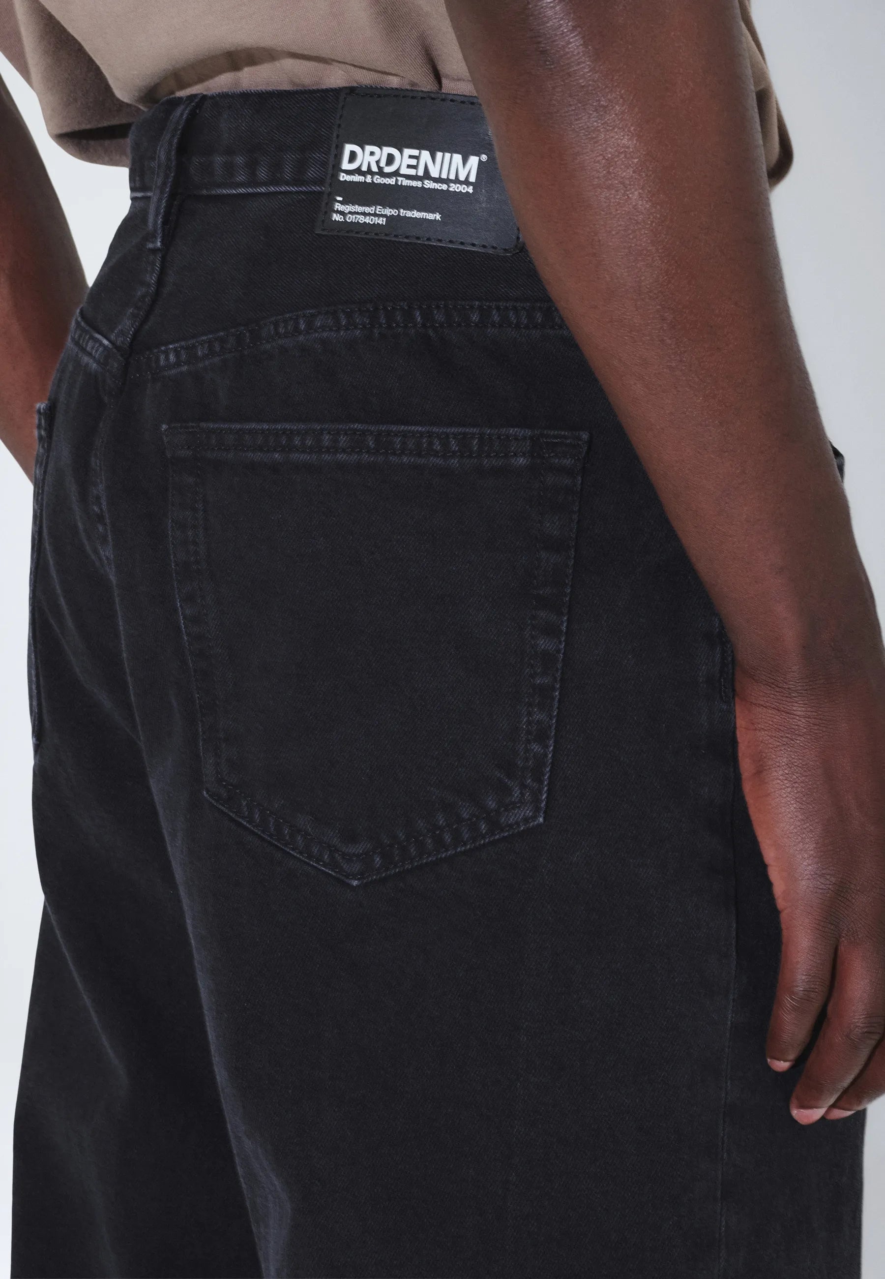 2110102A70_DrDenim_OmarRelaxed_WornBlack_Main_M_2