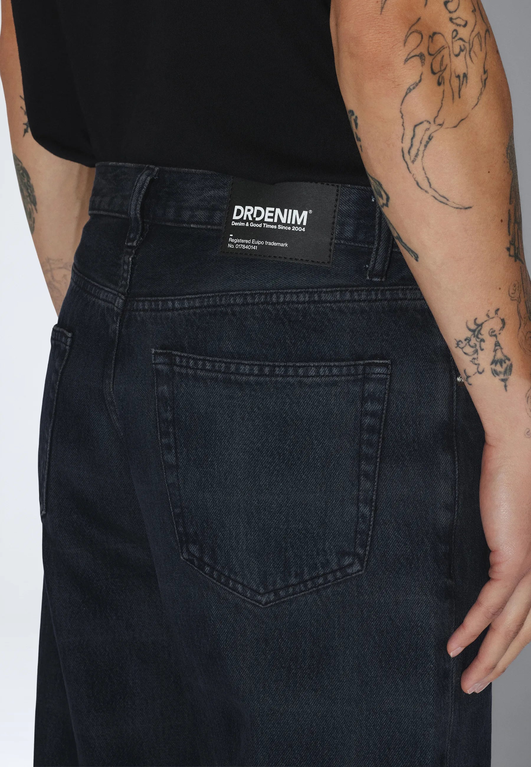 2110102BM3_DrDenim_OmarRelaxed_StreamCheckOverdye_main_M5_2