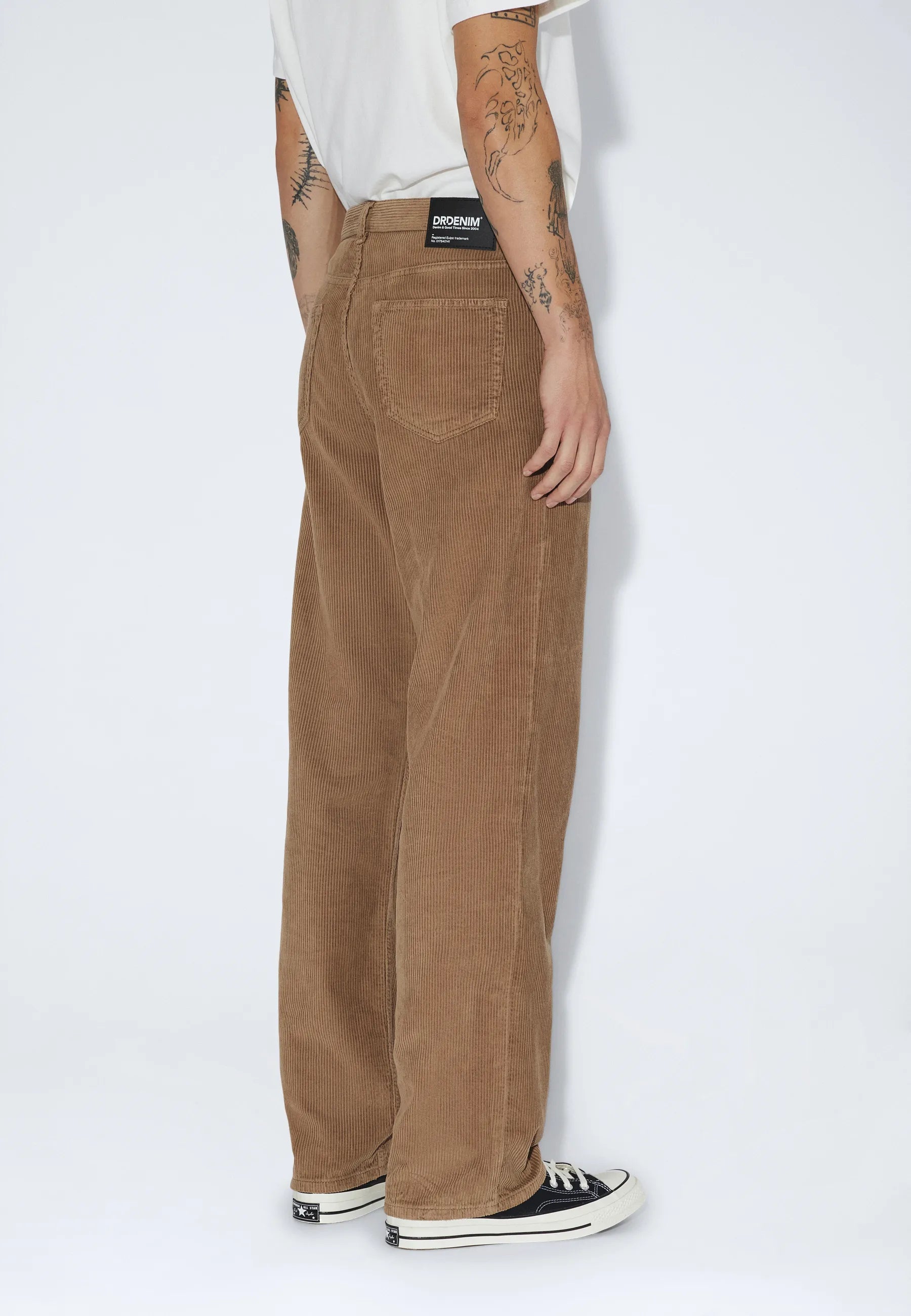 2110102BM6_DrDenim_OmarRelaxed_WashedKhakiCord_main_M4_1