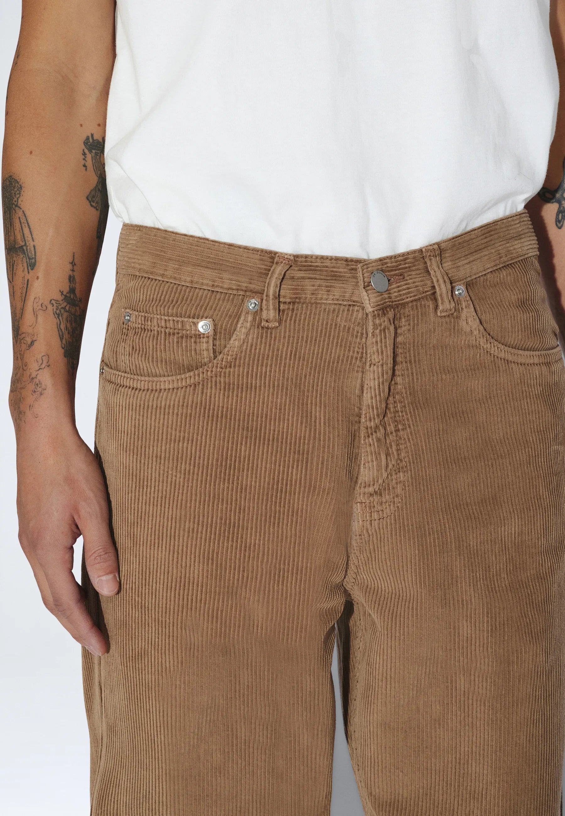 2110102BM6_DrDenim_OmarRelaxed_WashedKhakiCord_main_M5_1