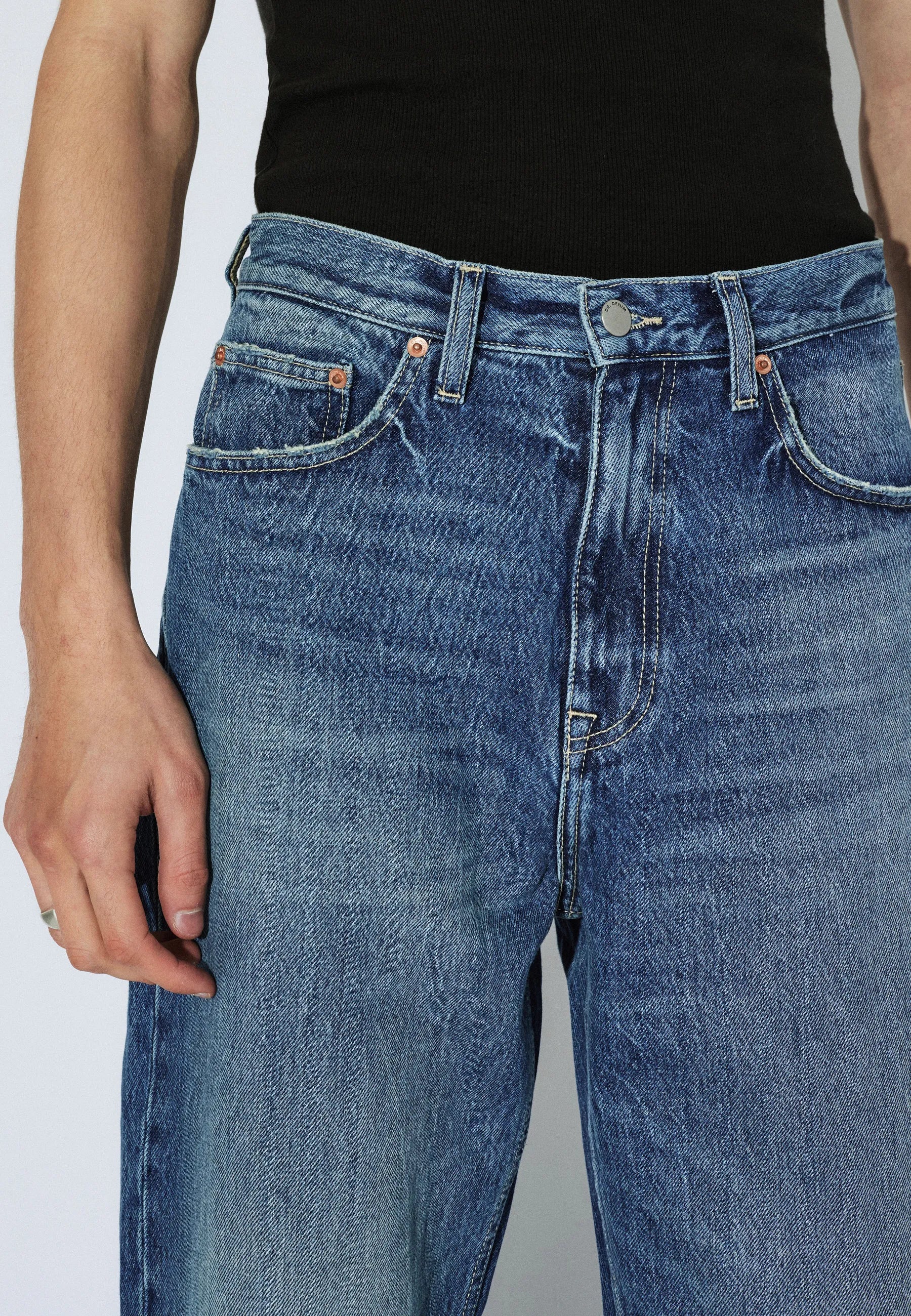 2110102M06_DrDenim_OmarRelaxed_DriftMidUsed_Main_M5_1