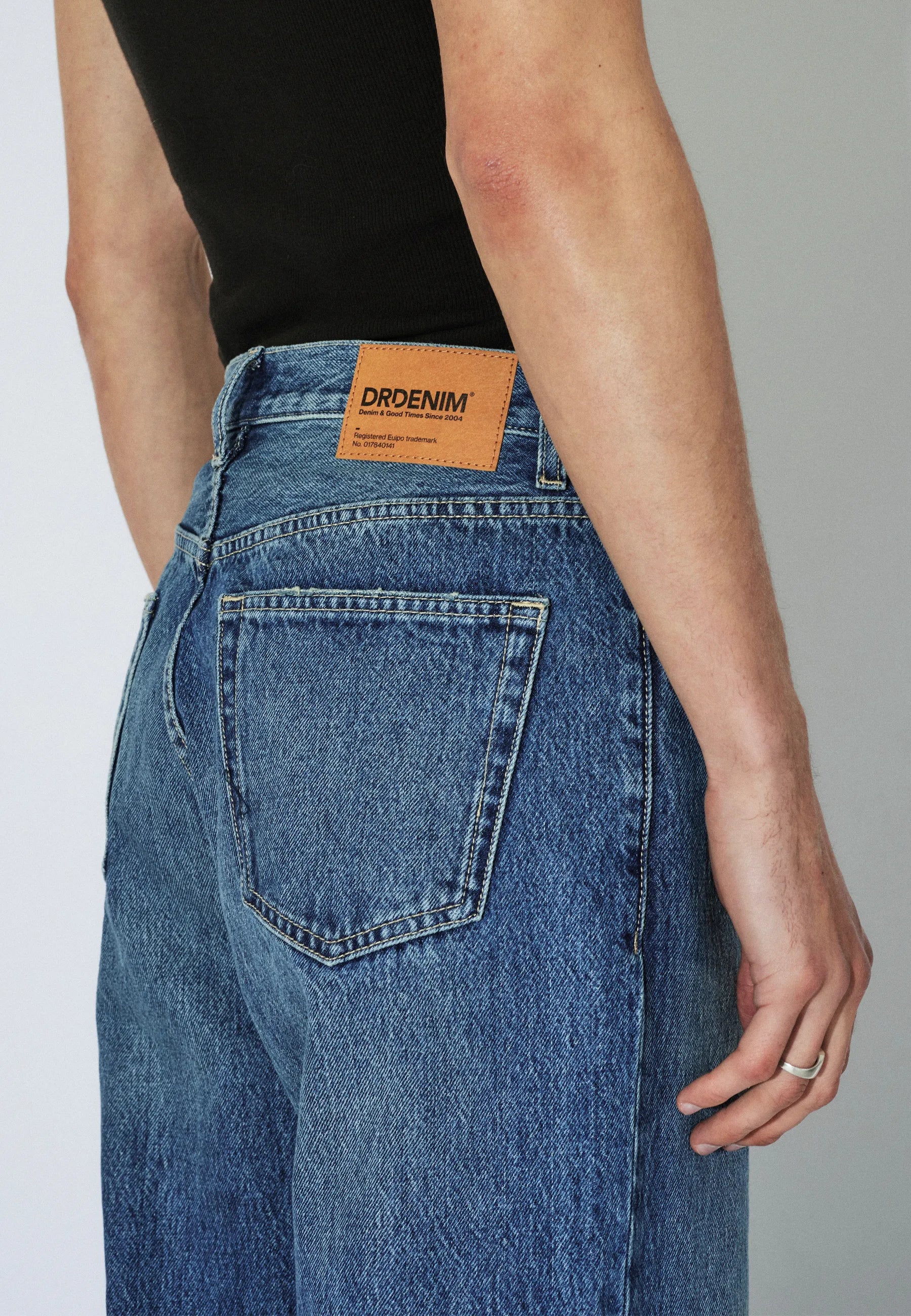 2110102M06_DrDenim_OmarRelaxed_DriftMidUsed_Main_M5_2