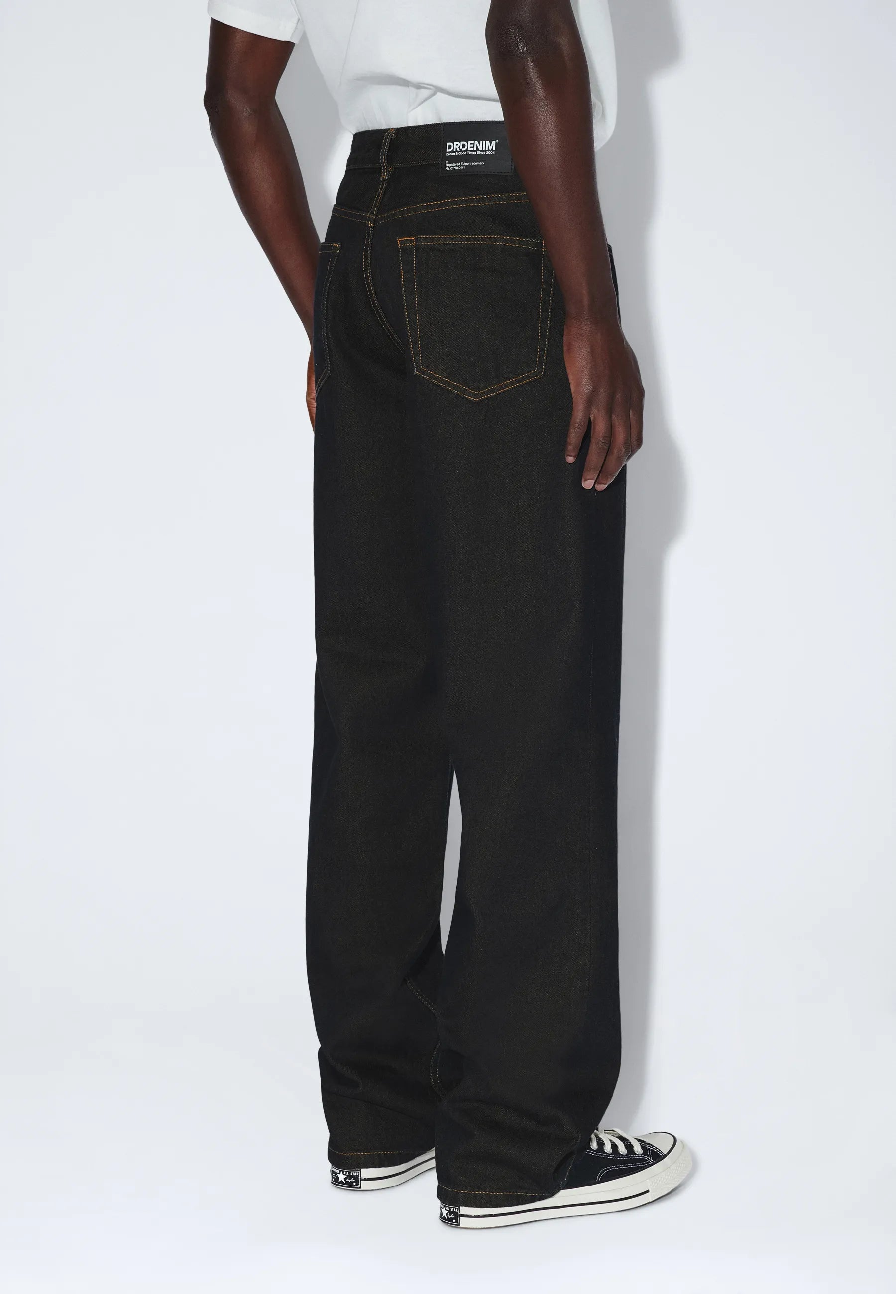 2110102M21_DrDenim_OmarRelaxed_KodiakRinse_main_M4_1