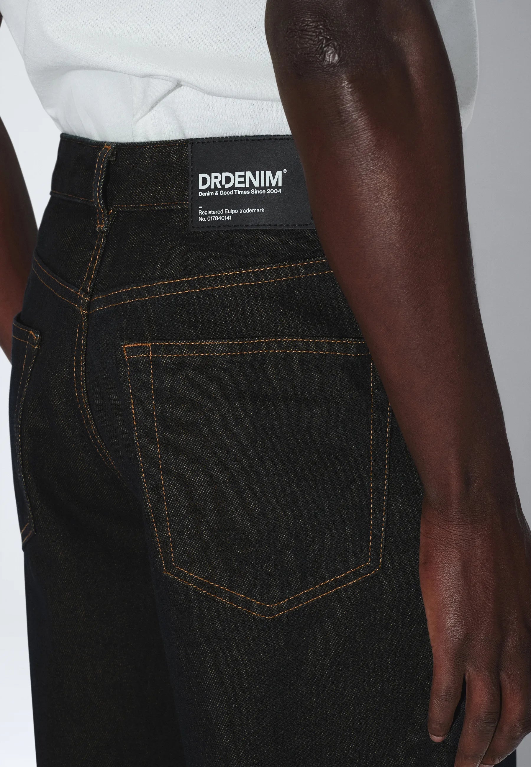 2110102M21_DrDenim_OmarRelaxed_KodiakRinse_main_M5