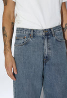 2110102V28_DrDenim_OmarRelaxed_CanyonSkyRetro_main_M5_1