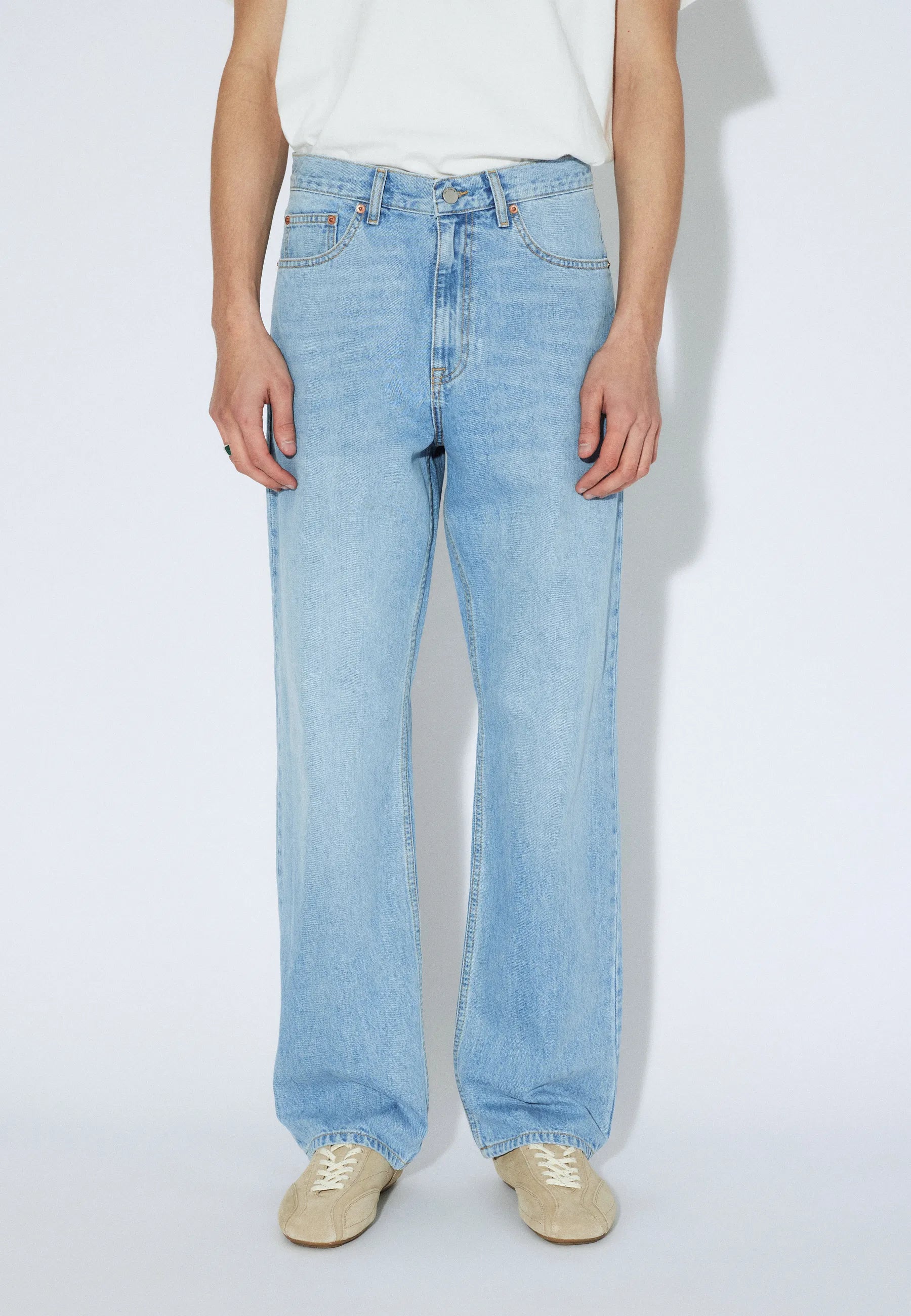 2110102V34_DrDenim_OmarRelaxed_HazeLightUsed_Main_M3_1