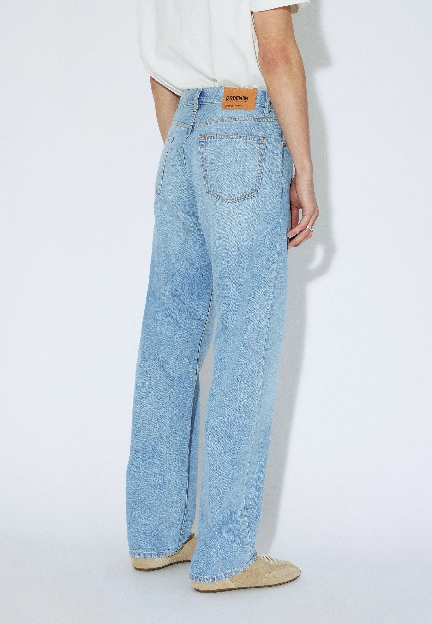 2110102V34_DrDenim_OmarRelaxed_HazeLightUsed_Main_M4_1