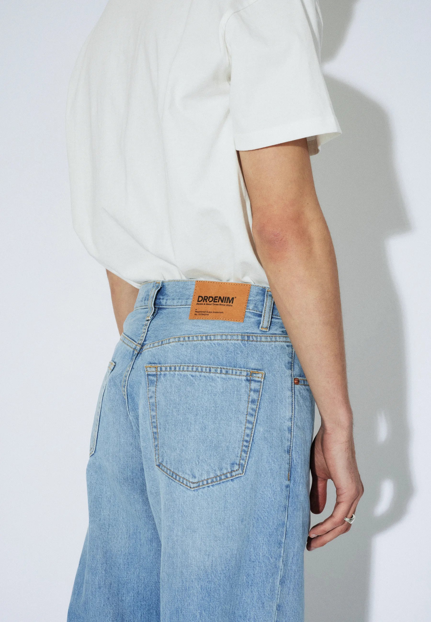 2110102V34_DrDenim_OmarRelaxed_HazeLightUsed_Main_M5_2