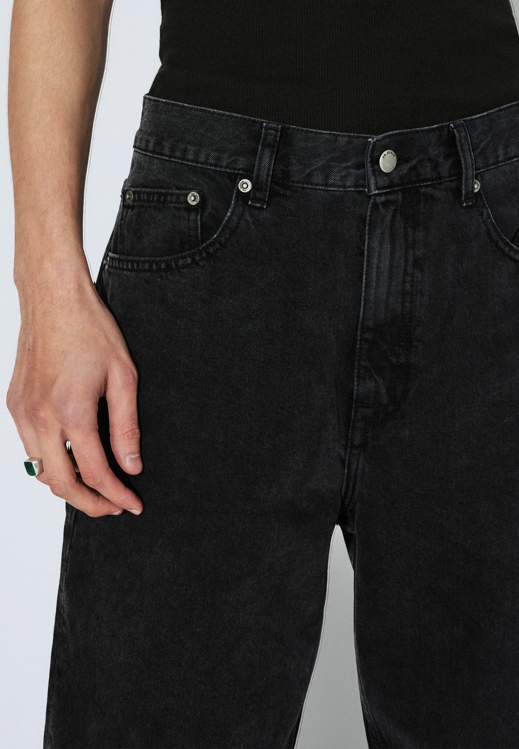 2110103A70_DrDenim_OmarRelaxed_WornBlack_Main_M5_1