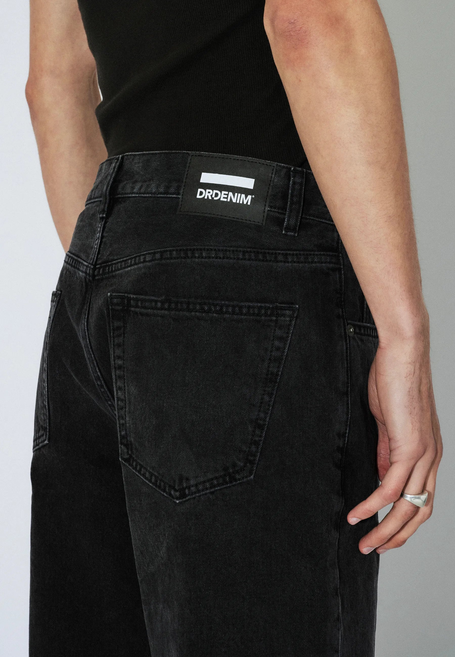 2110103A70_DrDenim_OmarRelaxed_WornBlack_Main_M5_2