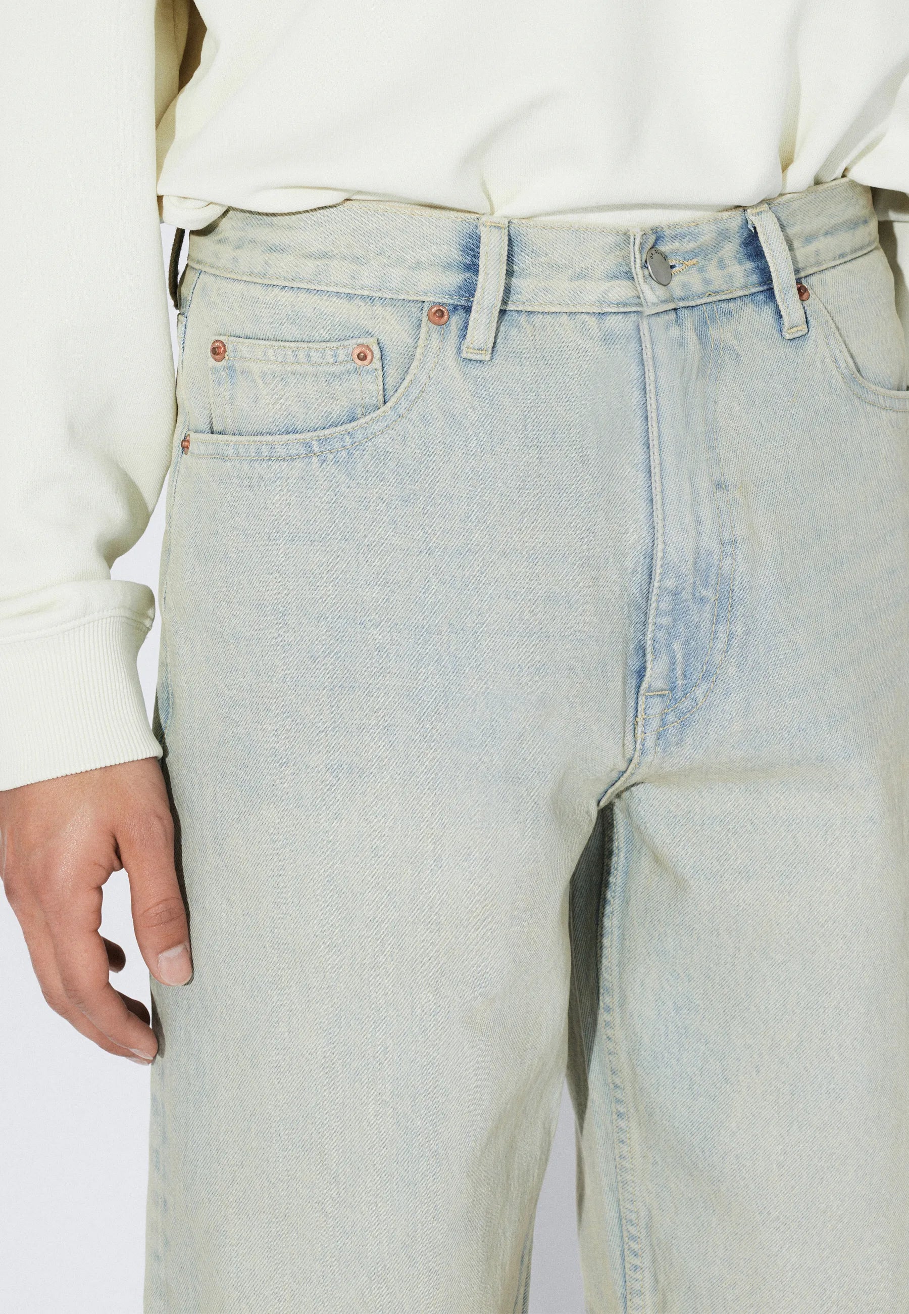 2110103M12_DrDenim_OmarShorts_StreamLightSand_Main_M5_1