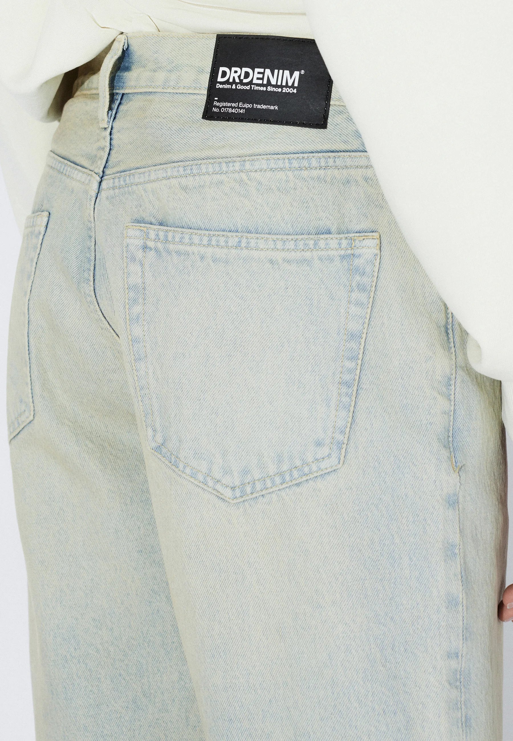 2110103M12_DrDenim_OmarShorts_StreamLightSand_Main_M5_2