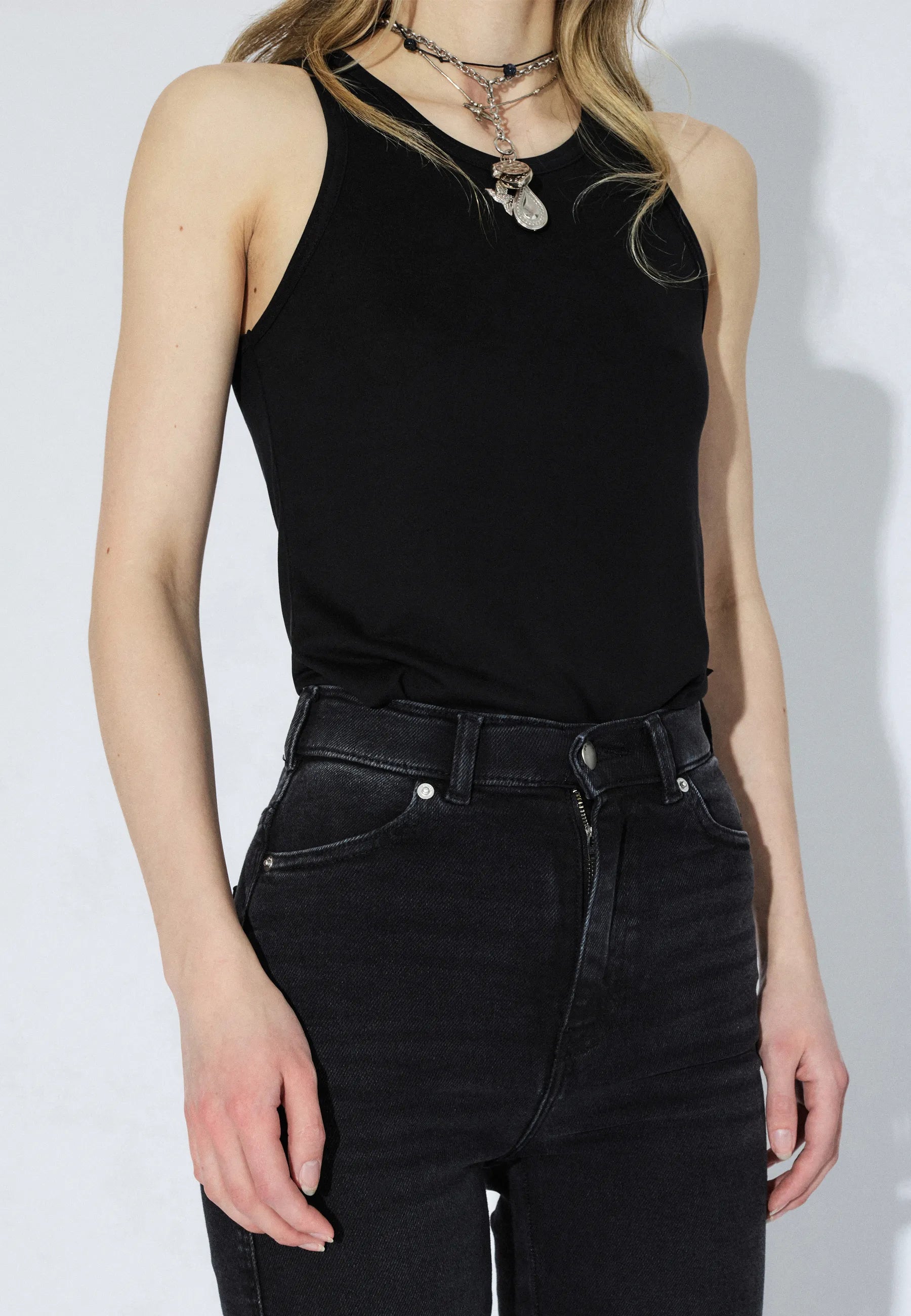 2130106A99_DrDenim_MoxyHighStraight_BlackMist_Main_W5_1