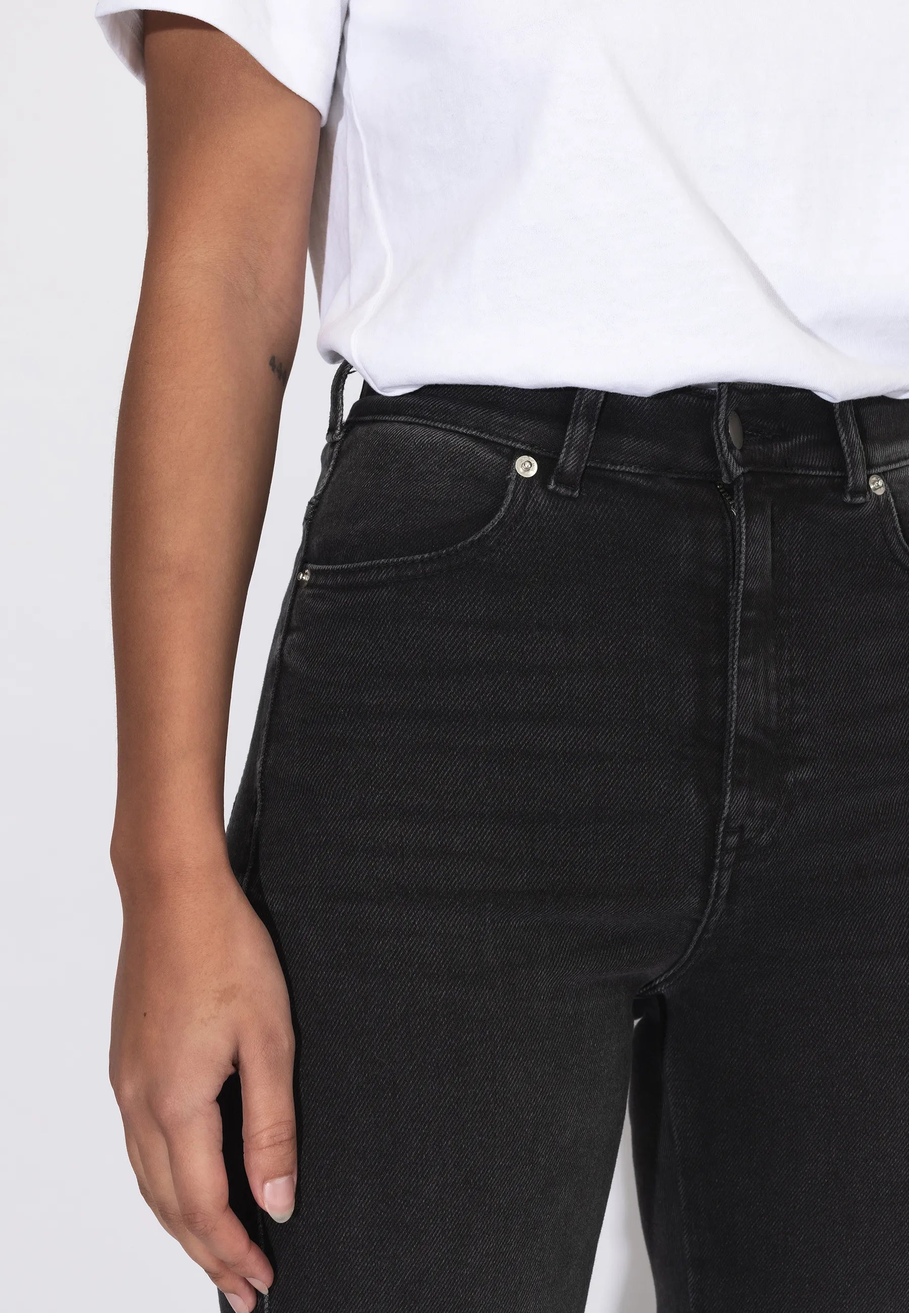 2130106A99_DrDenim_MoxyHighStraight_BlackMist_Main_W5_1