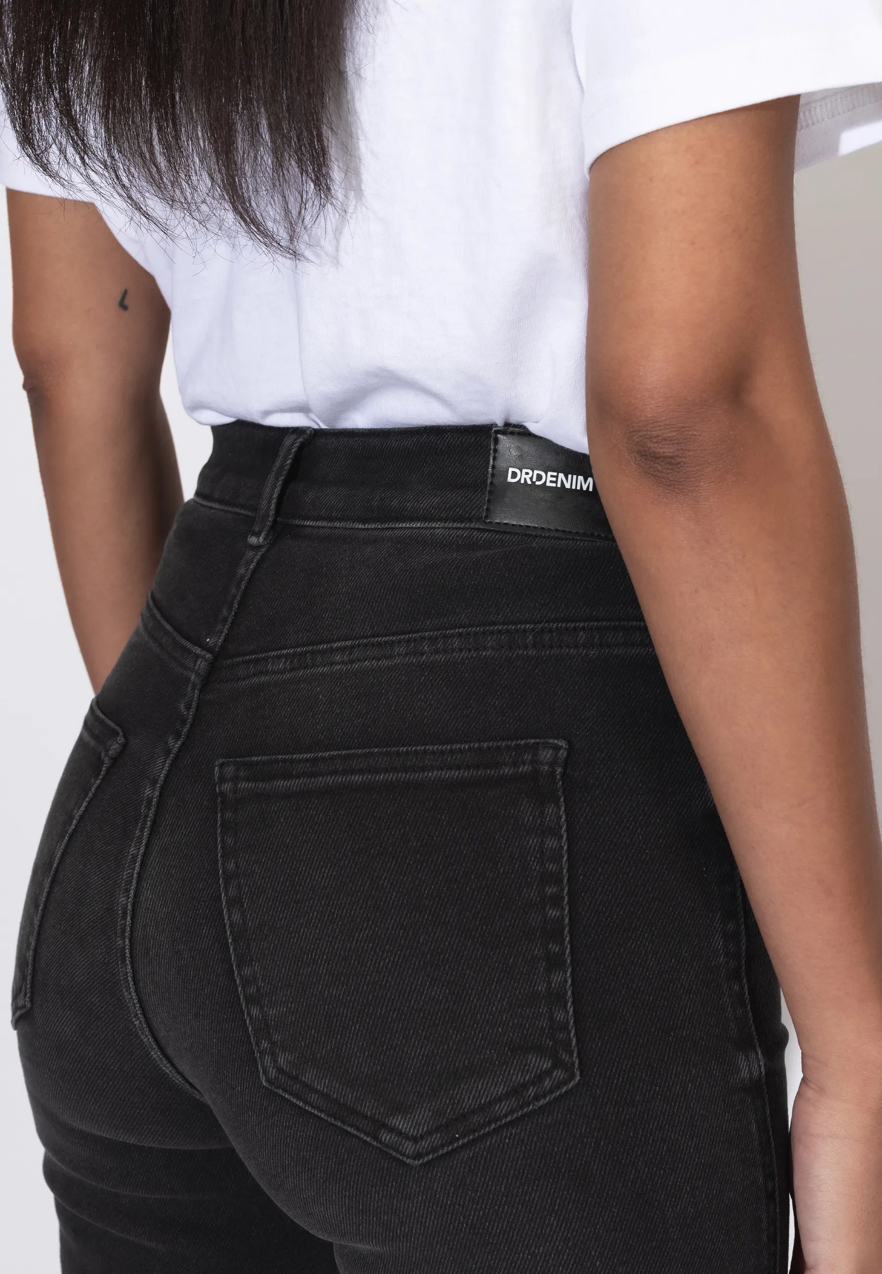 2130106A99_DrDenim_MoxyHighStraight_BlackMist_Main_W5_2