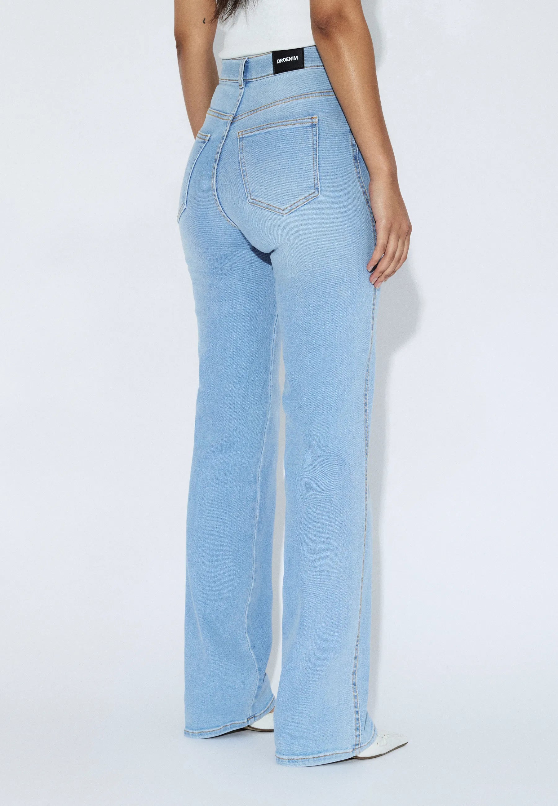2130106J34_DrDenim_MoxyHighStraight_CapePaleShade_Main_W4_1