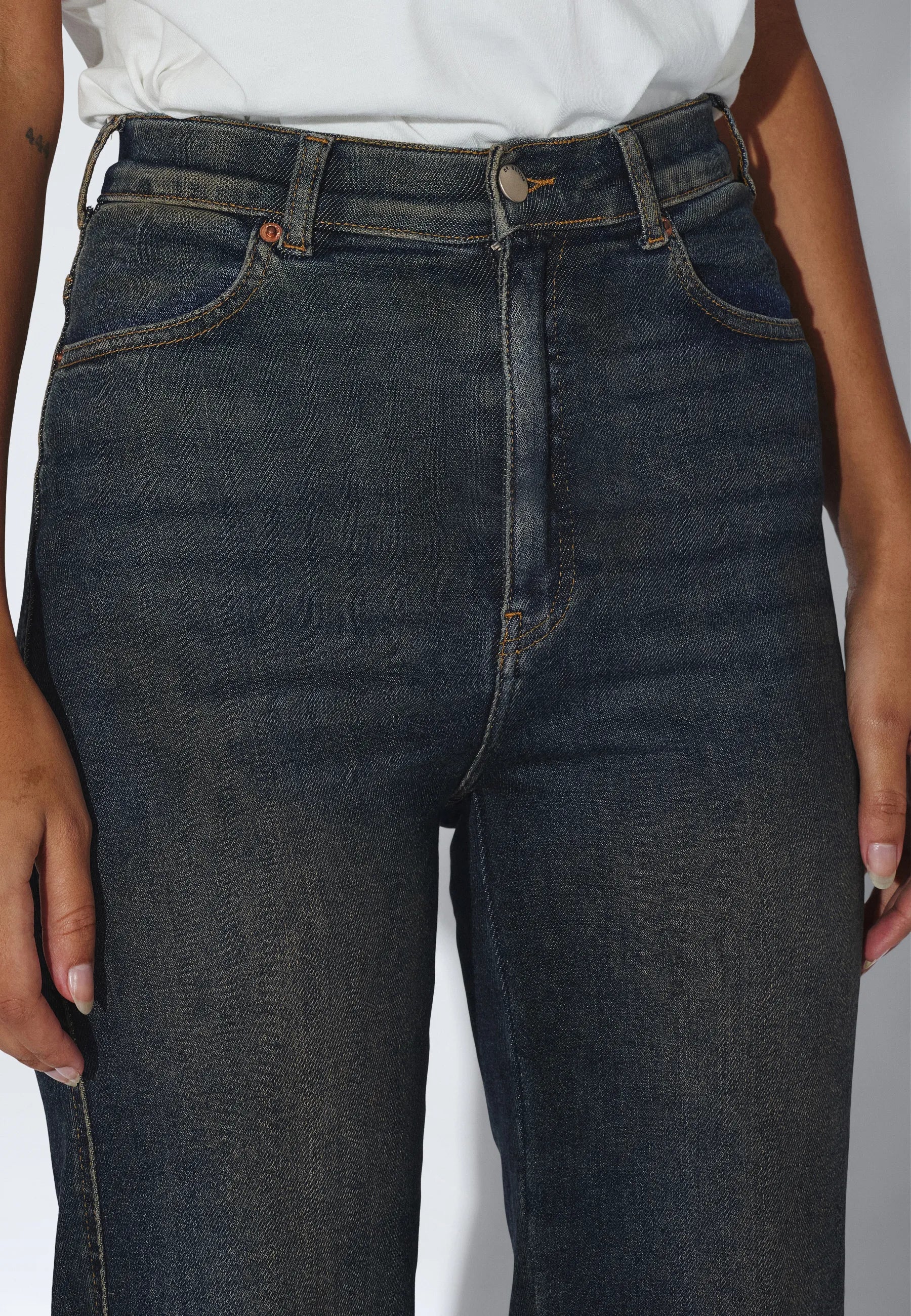 2130106U74_DrDenim_MoxyHighStraight_CapeDarkOilUsed_main_W5_1
