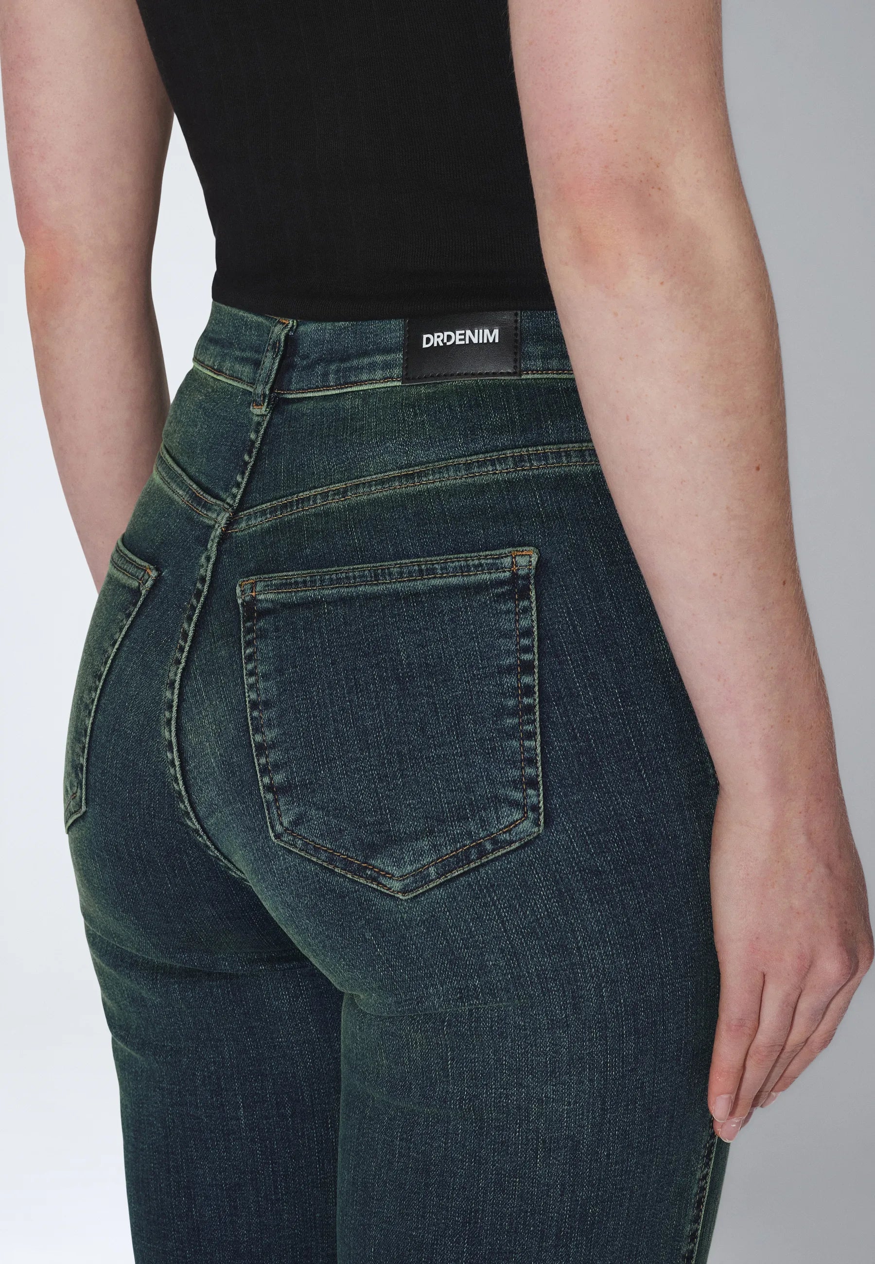 2130106V51_DrDenim_MoxyHighStraight_ValeGreenishFade_main_W5_2