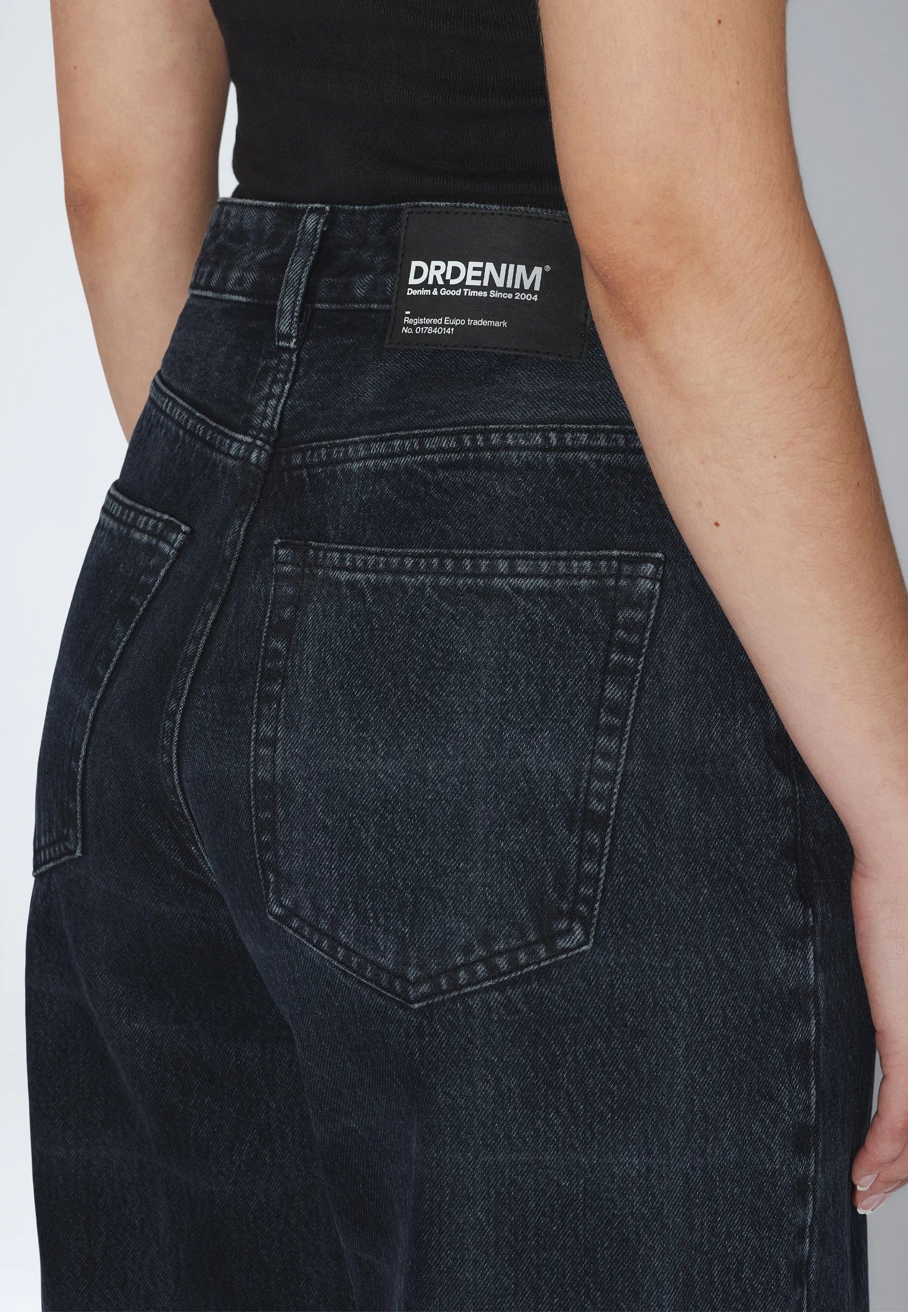 2230101BM3_DrDenim_DonnaHighRelaxed_StreamCheckOverdye_main_W5_2