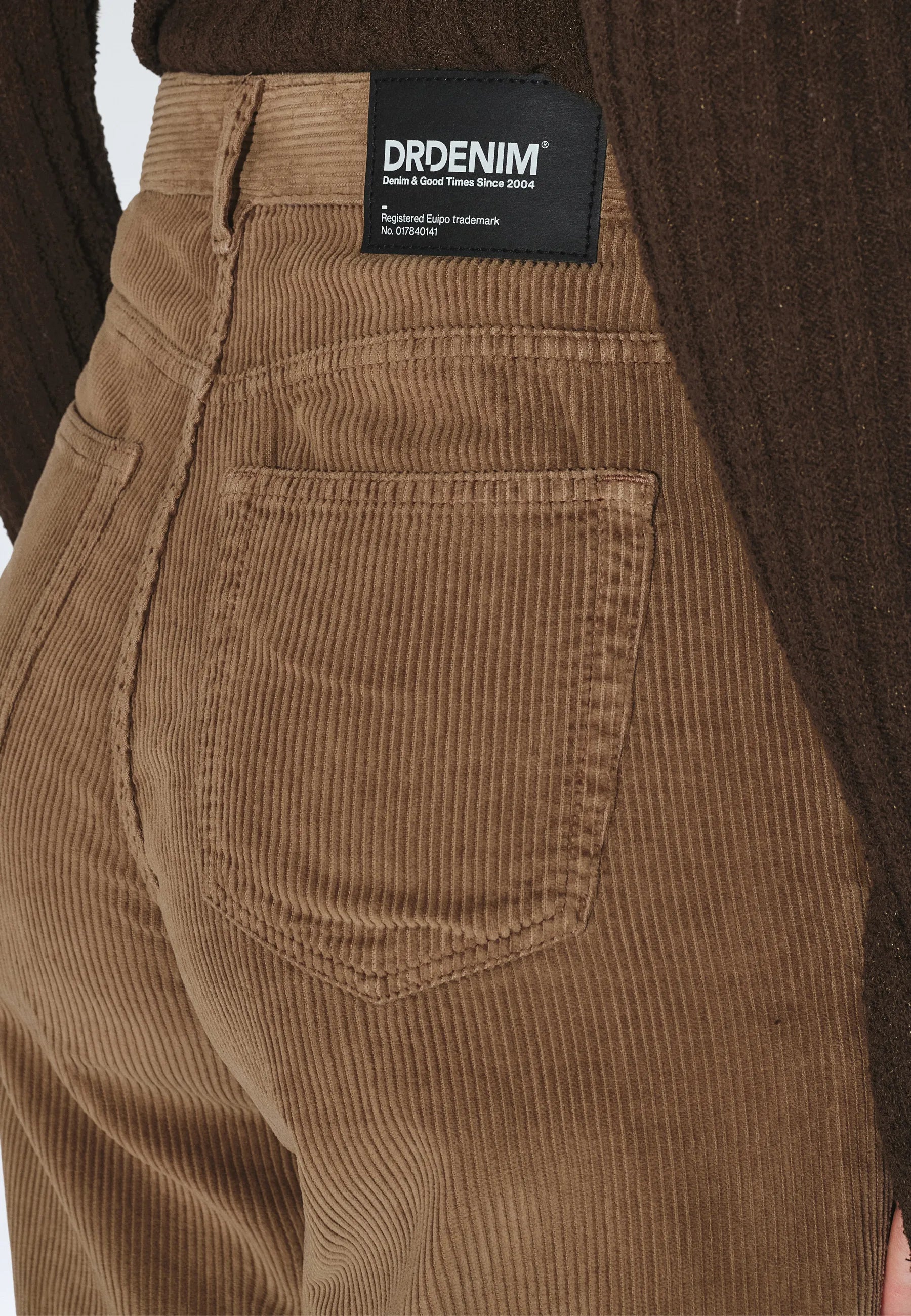 2230101BM6_DrDenim_DonnaHighRelaxed_WashedKhakiCord_main_W5_2
