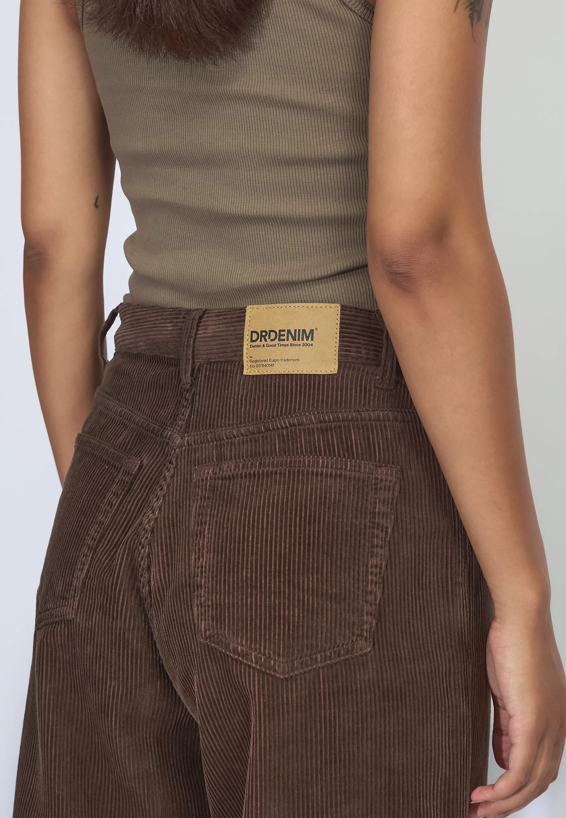 2230101BY2_DrDenim_DonnaHighRelaxed_DarkBrownCord_Main_W5_2