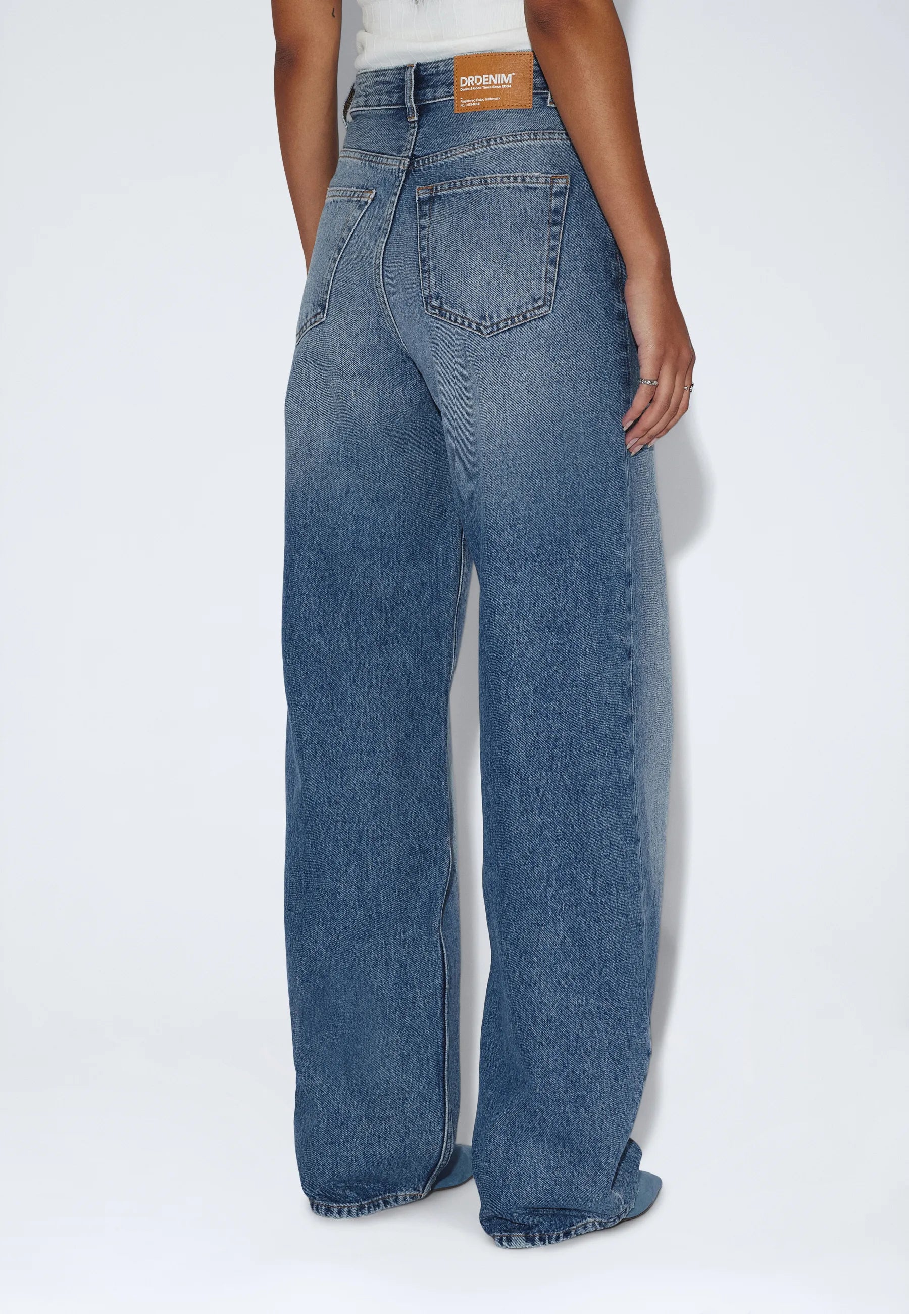 2230101L02_DrDenim_DonnaHighRelaxed_StreamSkyFade_main_W4_1