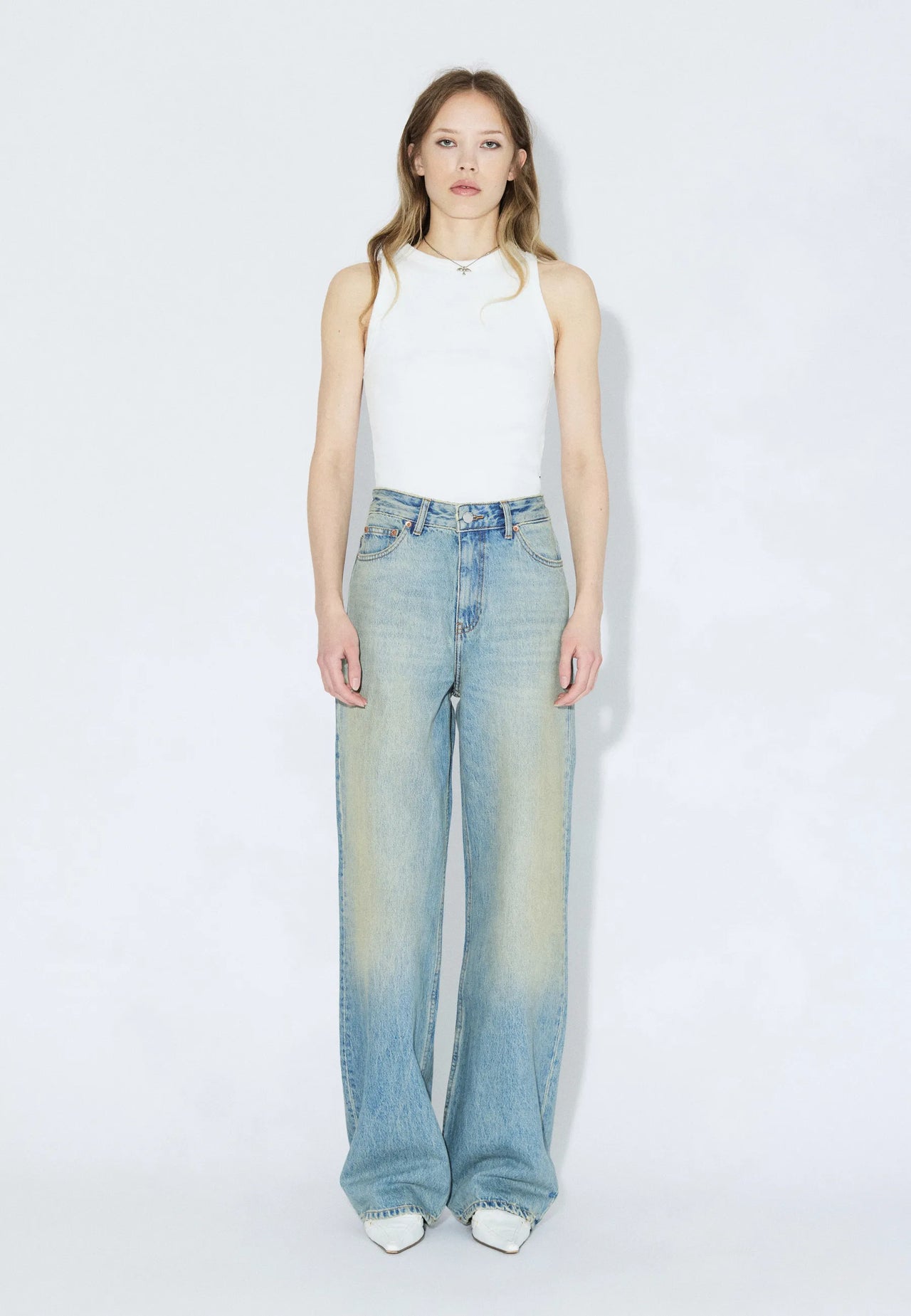 2230101L95_DrDenim_DonnaHighRelaxed_StreamSkyAged_Main_W1_1