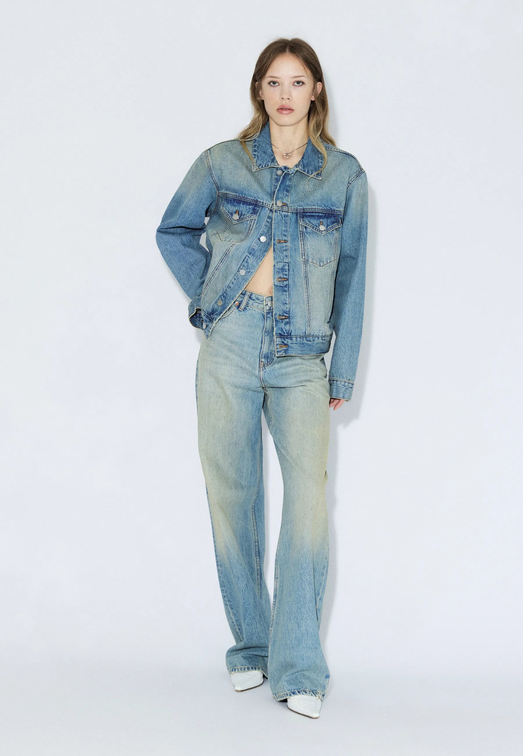 2230101L95_DrDenim_DonnaHighRelaxed_StreamSkyAged_Main_W1_2