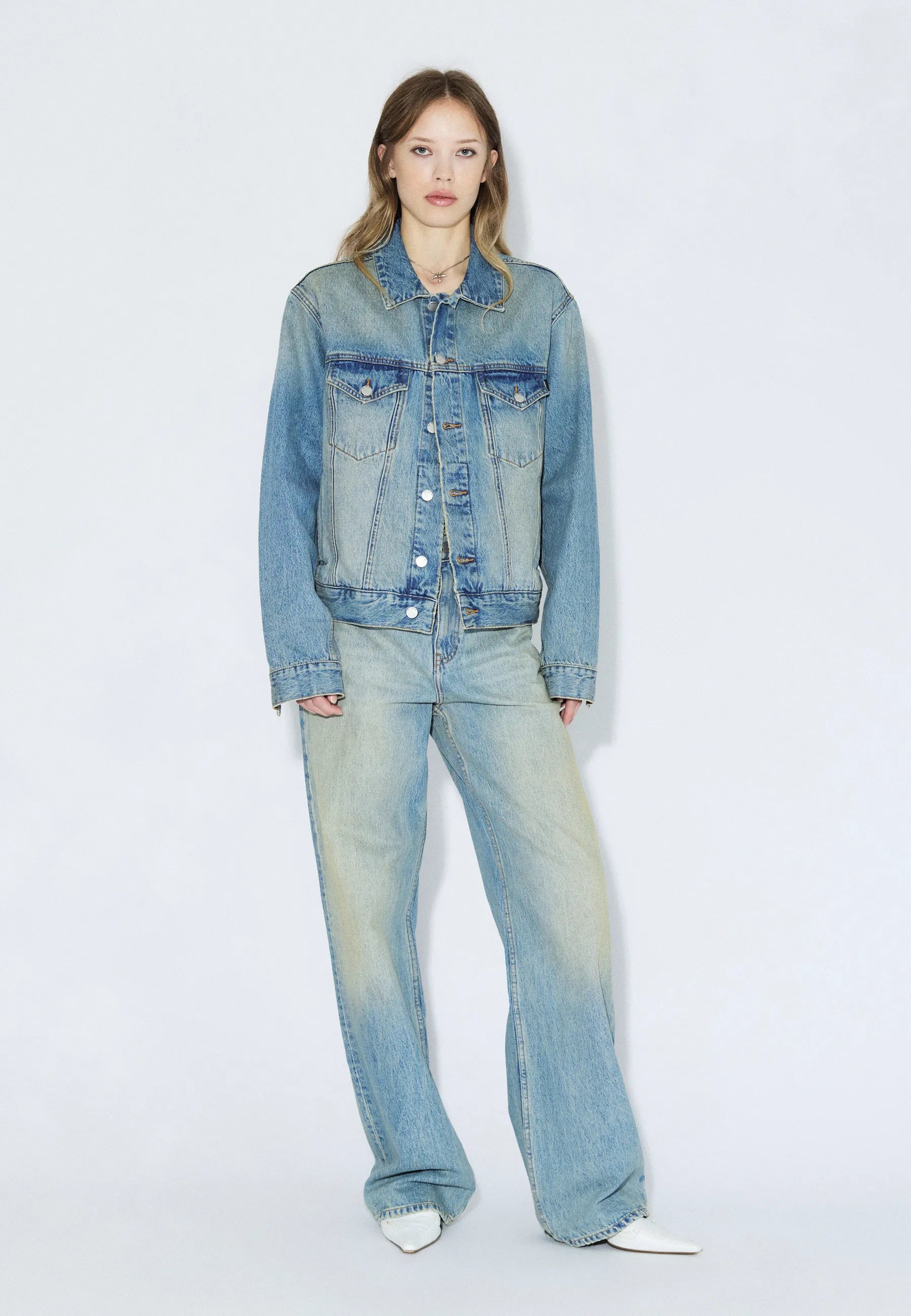 2230101L95_DrDenim_DonnaHighRelaxed_StreamSkyAged_Main_W1_3