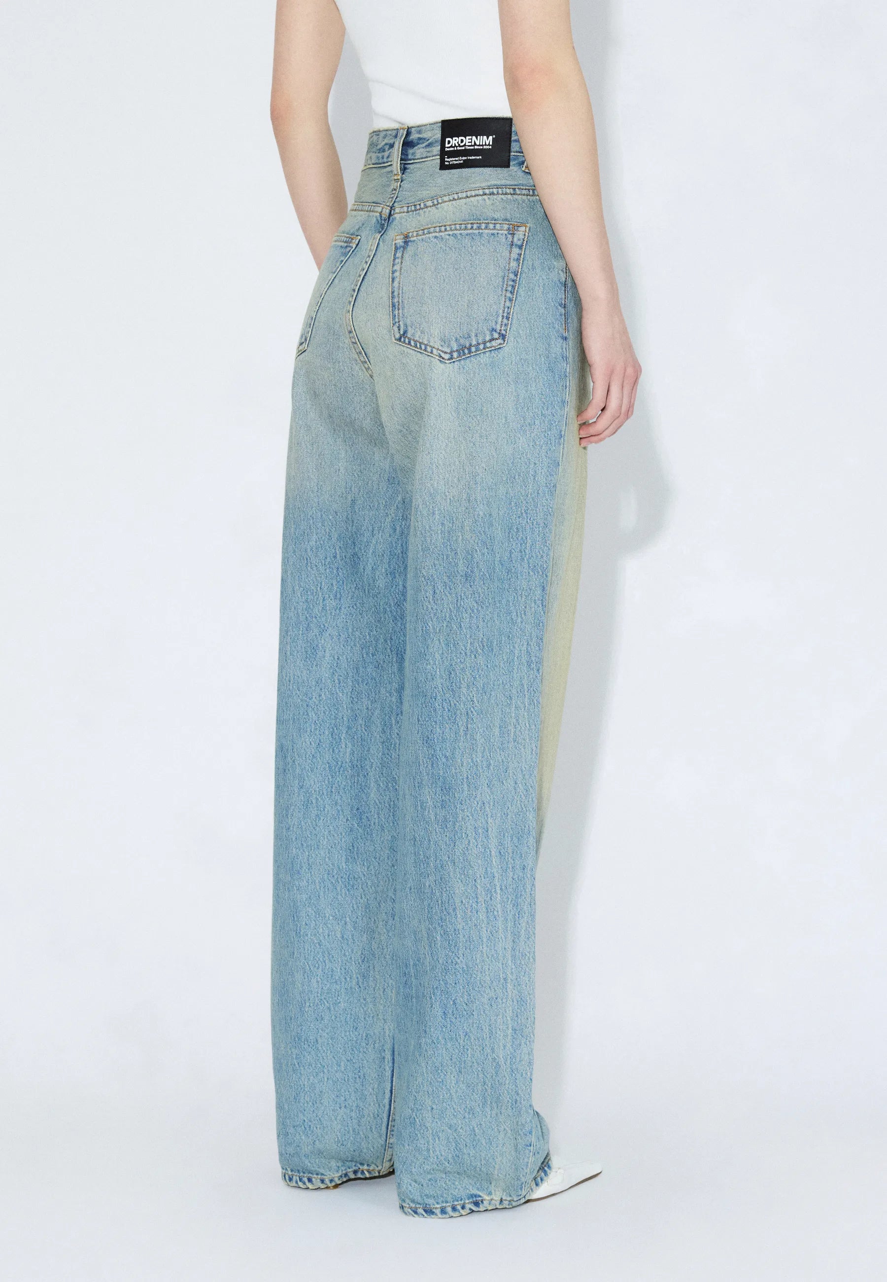 2230101L95_DrDenim_DonnaHighRelaxed_StreamSkyAged_Main_W4_1