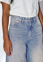 2230101L95_DrDenim_DonnaHighRelaxed_StreamSkyAged_Main_W5_1