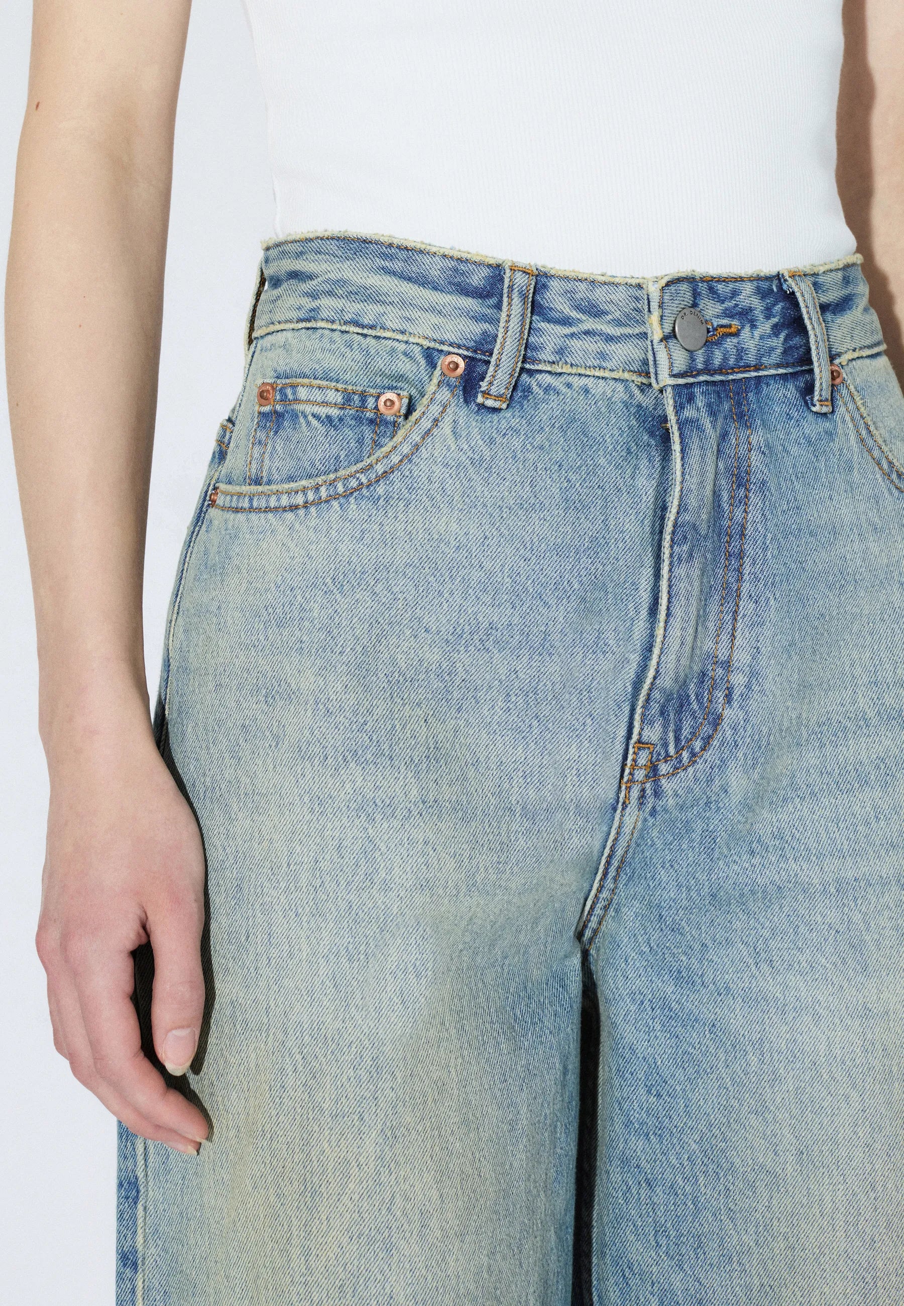 2230101L95_DrDenim_DonnaHighRelaxed_StreamSkyAged_Main_W5_1