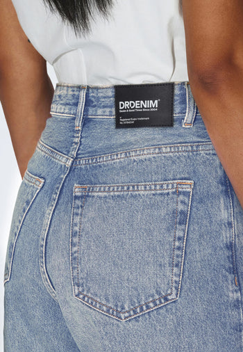2230101L95_DrDenim_DonnaHighRelaxed_StreamSkyAged_Main_W5_2