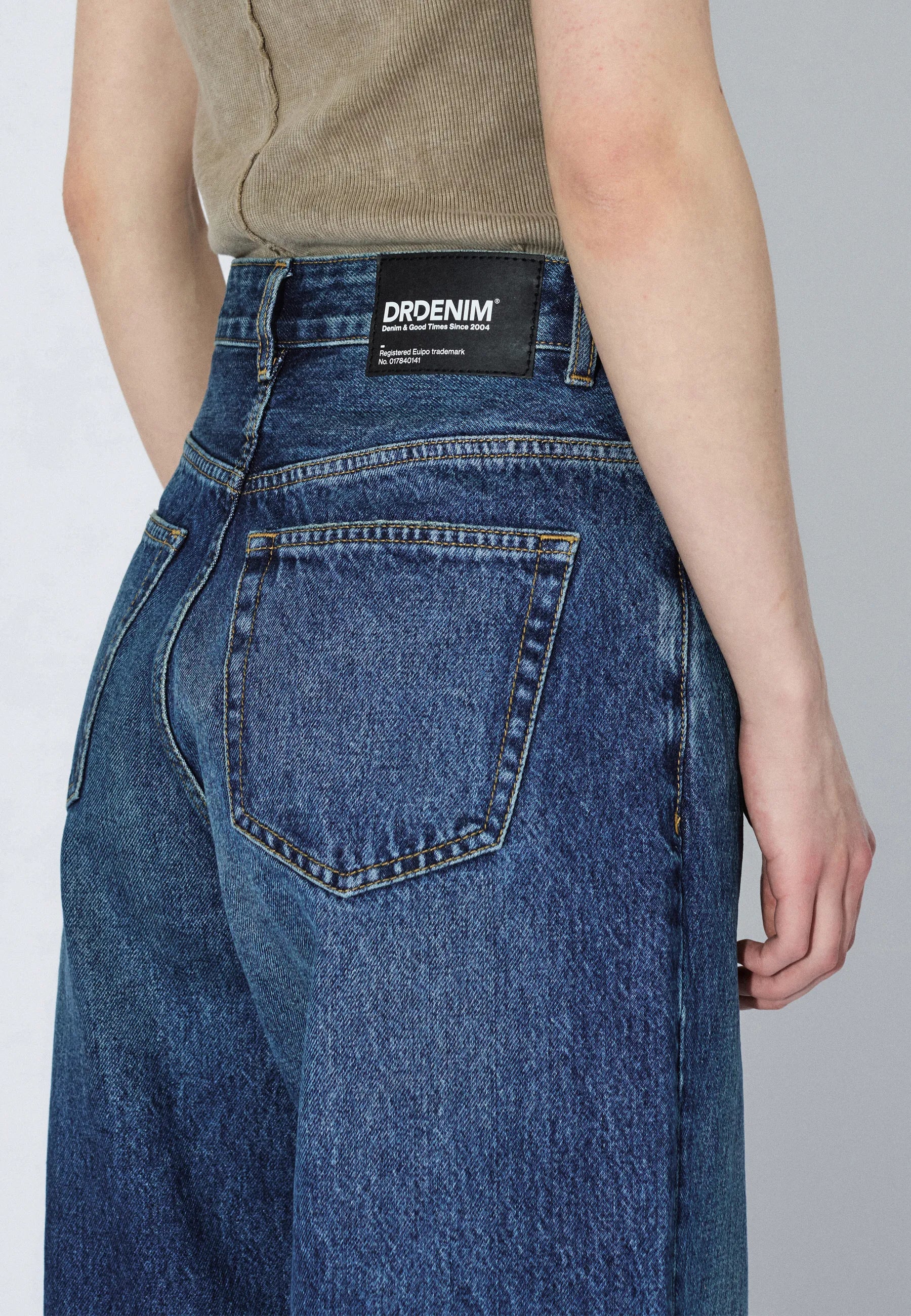 2230101L97_DrDenim_DonnaHighRelaxed_StreamDarkFadeVintage_Main_W5_2