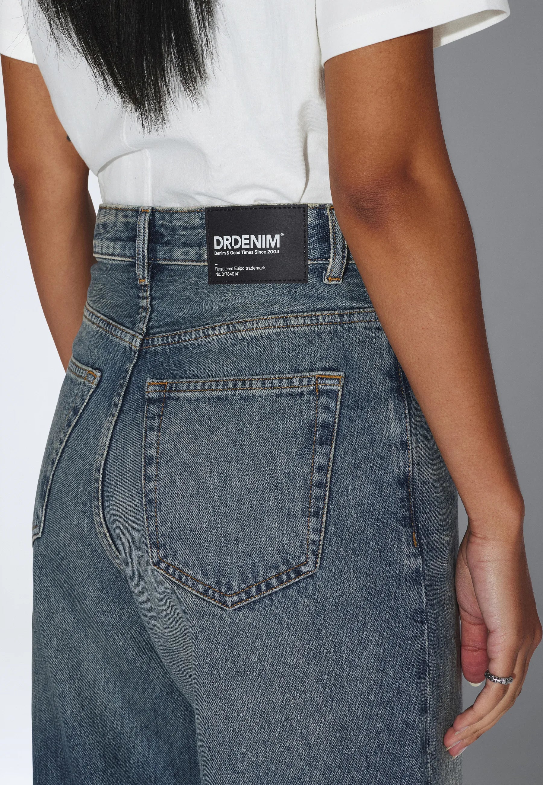2230101L99_DrDenim_DonnaHighRelaxed_StreamMidAged_main_W5_2