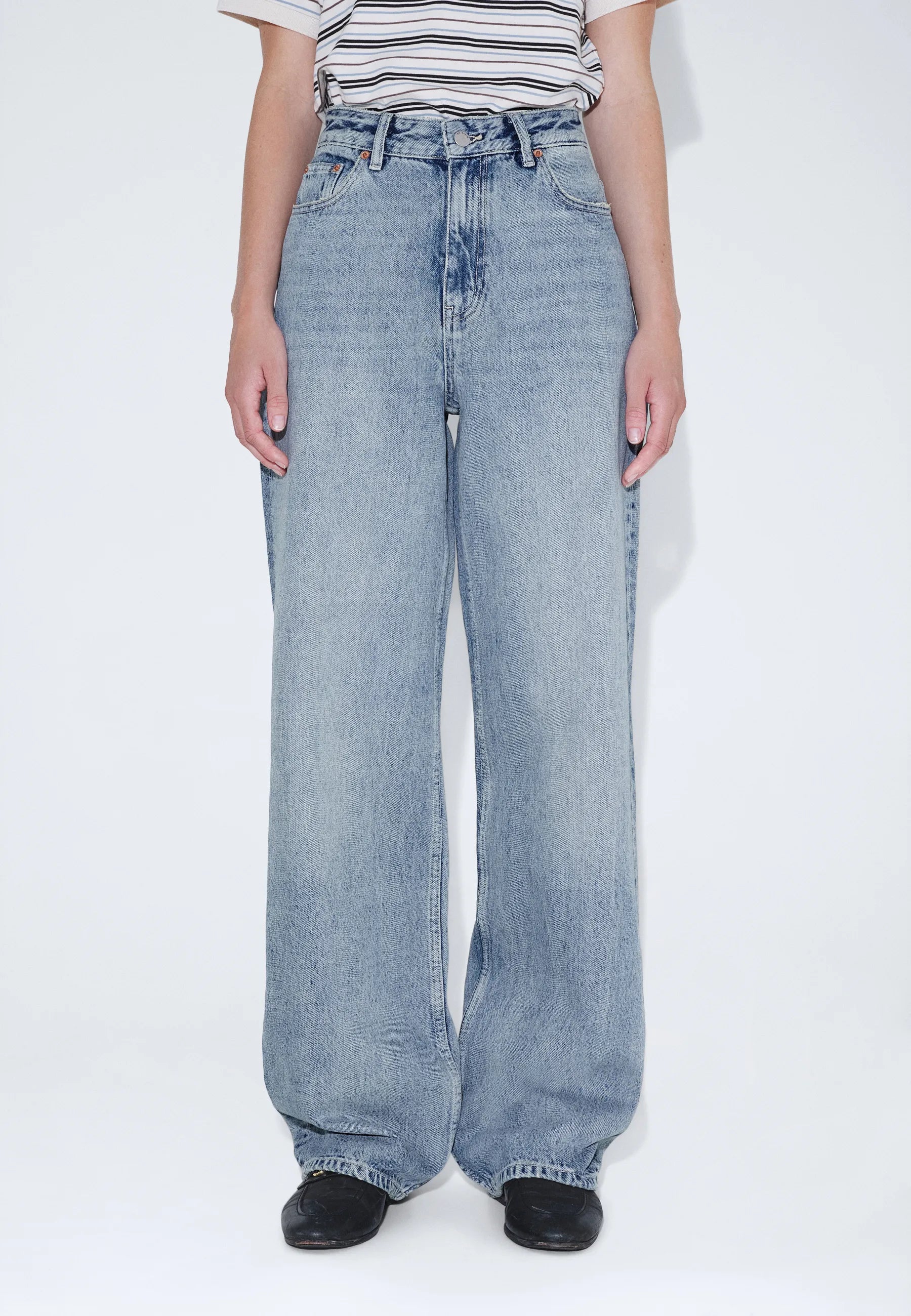 2230101M01_DrDenim_DonnaHighRelaxed_DriftLightUsed_Main_W3_1